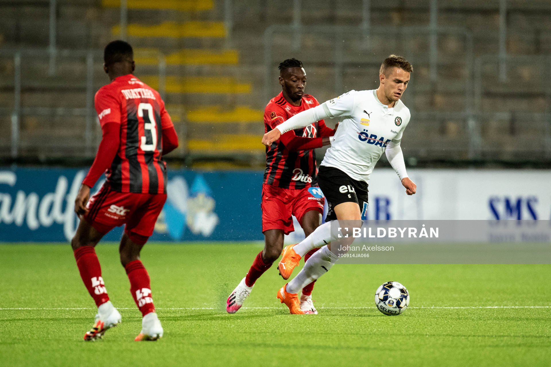 Örebros Benjamin Hjertstrand i kamp med Blair Turgott under fotbollsmatchen i Allsvenskan mellan Östersund och Örebro den 14 september 2020 i Östersund.