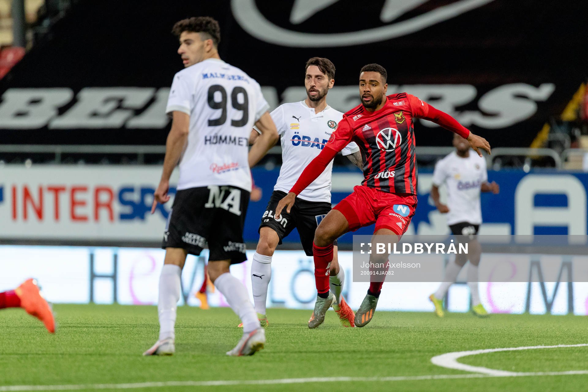 Örebros Nahir Besara i kamp med Östersunds Noah Sonko Sundberg under fotbollsmatchen i Allsvenskan mellan Östersund och Örebro den 14 september 2020 i Östersund.