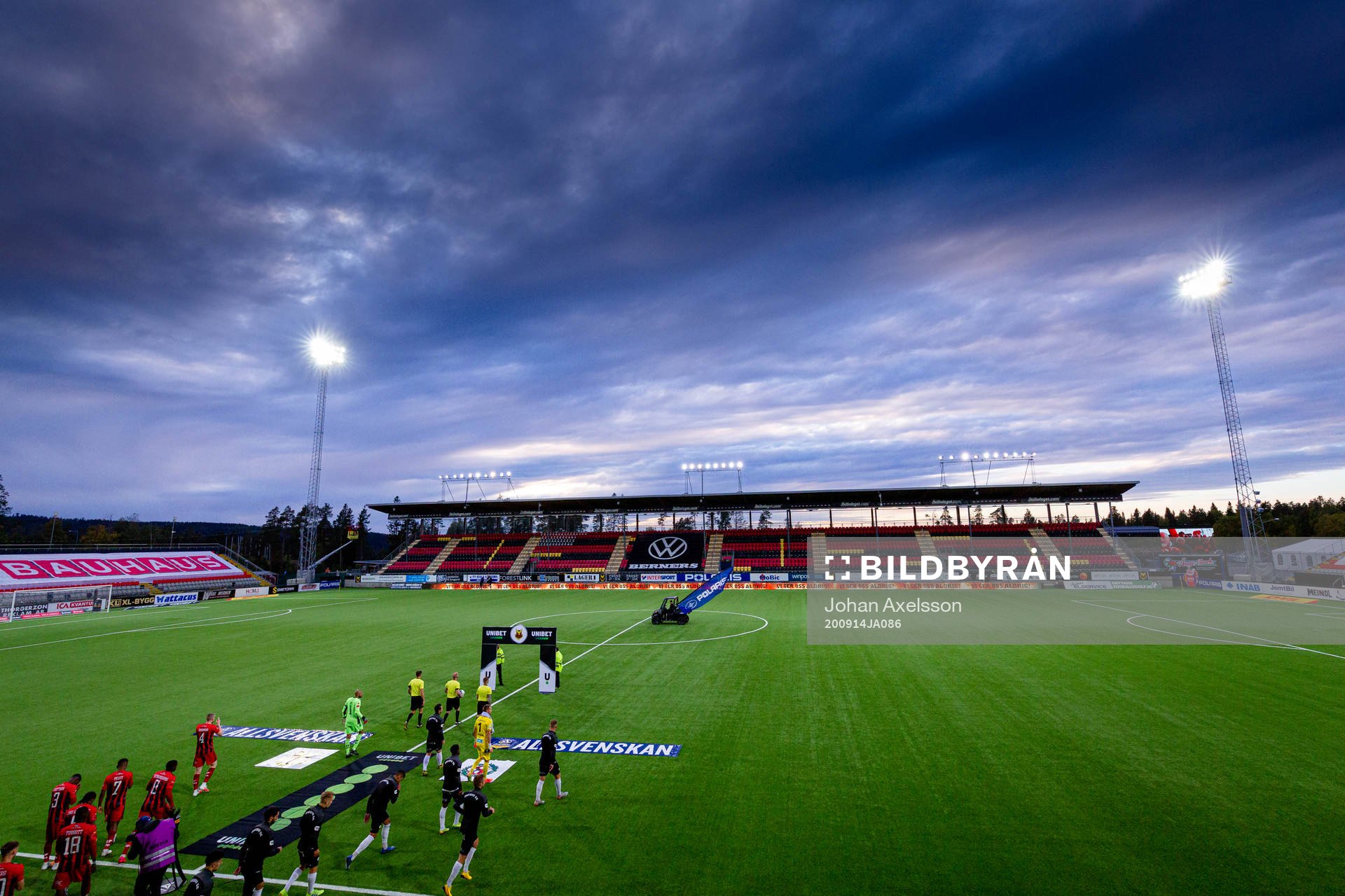 Spelarna på väg in på planen