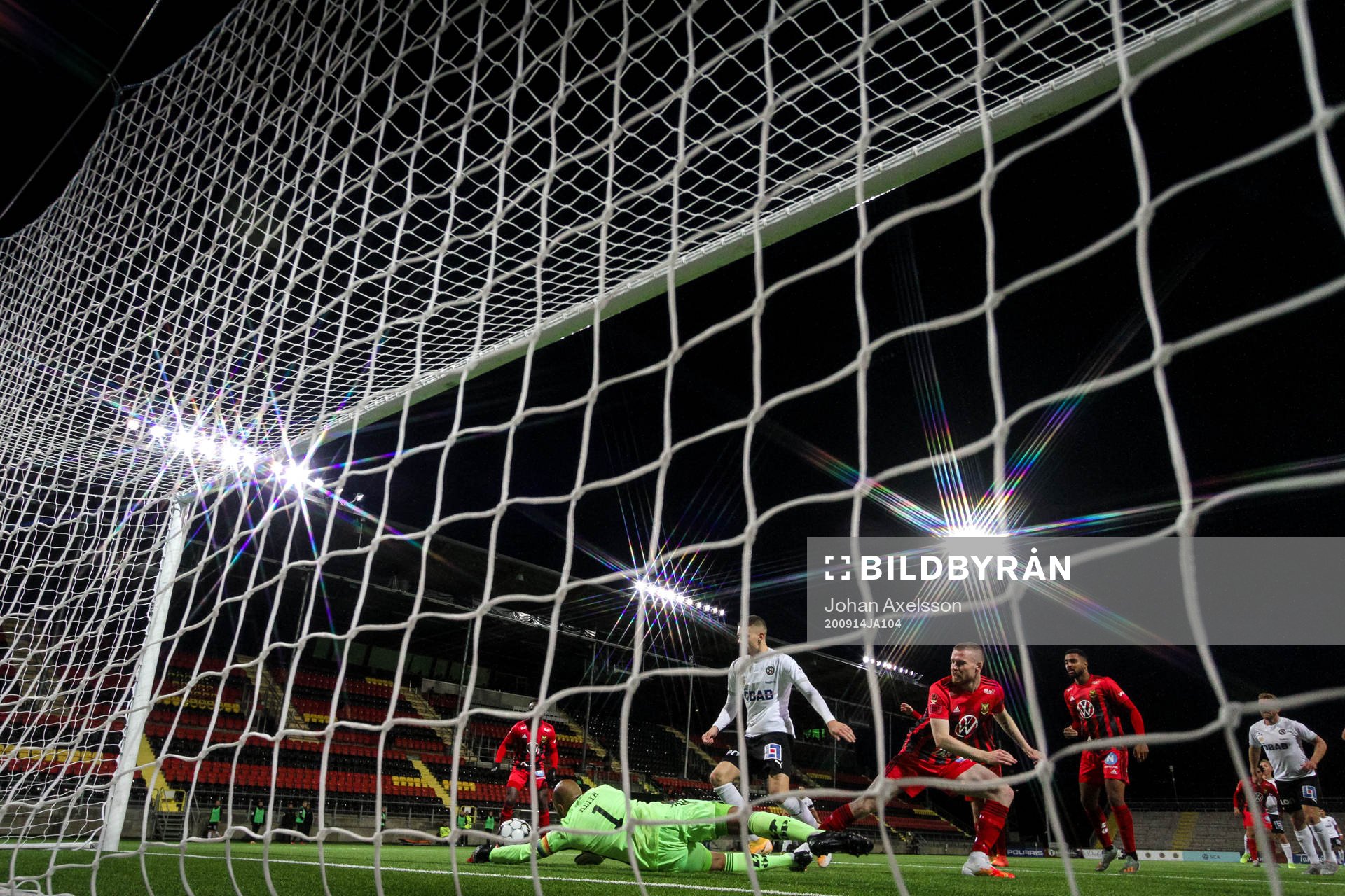 Östersunds målvakt Aly Keita räddar ett skott på mål