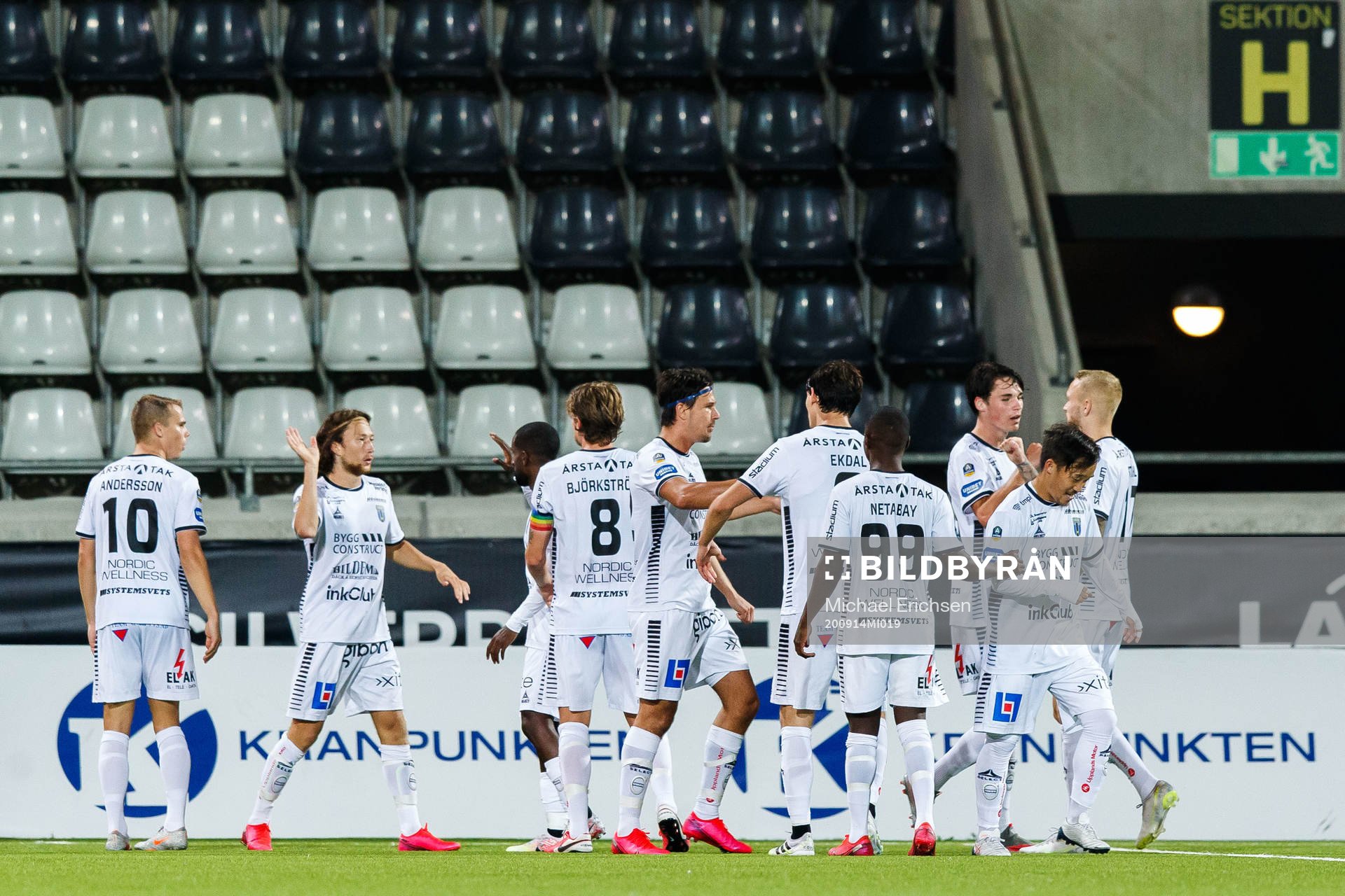 Sirius Axel Björnström jublar med lagkamrater