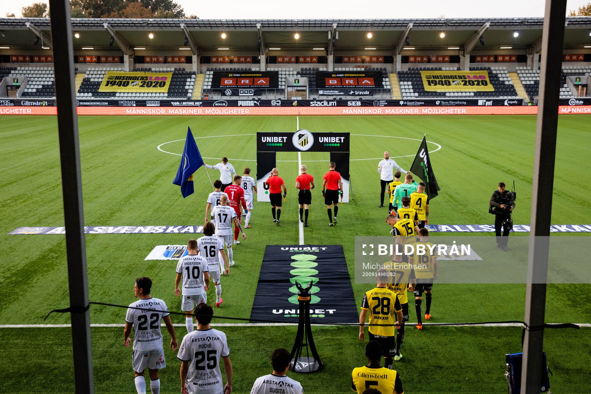Lagen på väg in på planen innan avspark i fotbollsmatchen i Allsvenskan mellan Häcken och Sirius den 14 september 2020 i Göteborg.