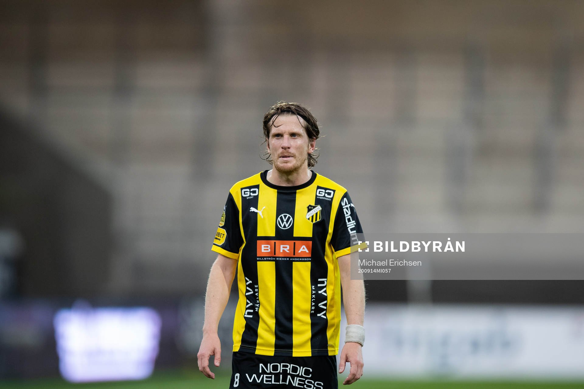 Häckens Erik Friberg framför tomma läktare
