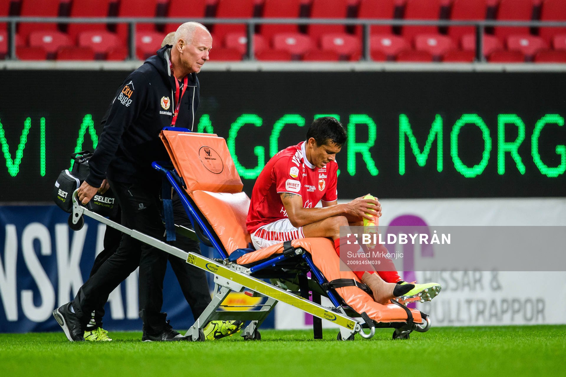 Kalmars Romário Pereira Sipião lämnar planen på bår