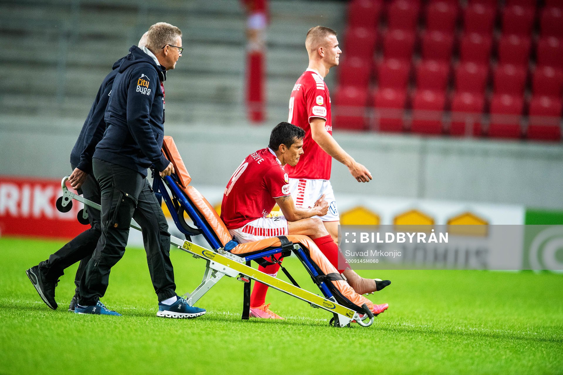 Kalmars Romário Pereira Sipião blev utburen på bår
