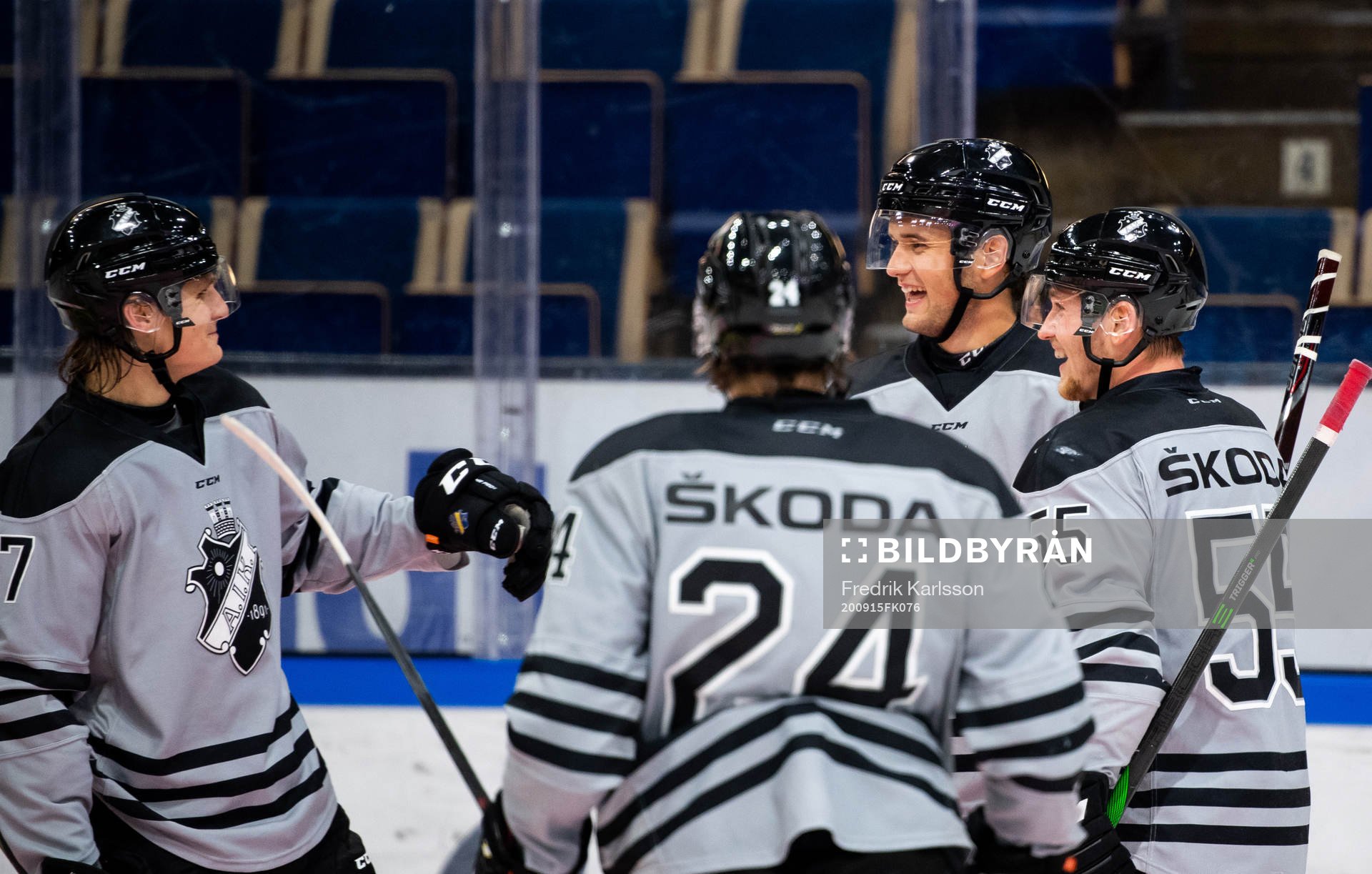 s Oliver Wahlstrom jublar med lagkamrater