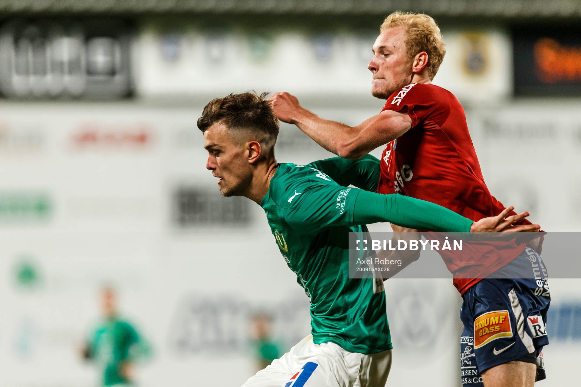 Jönköpings Pavle Vagic och Örgrytes Adam Bergmark Wiberg under fotbollsmatchen i Superettan mellan Jönköpings Södra och Örgryte den 16 september 2020 i Jönköping.