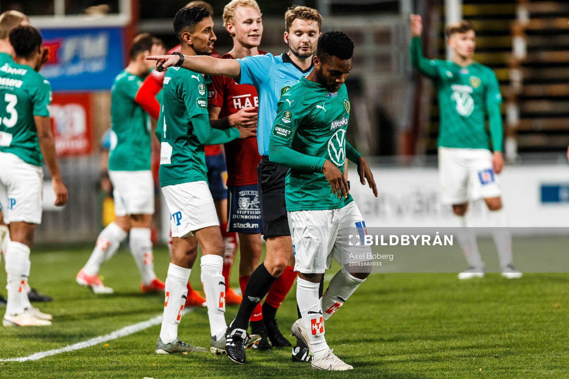 Jönköpings Enock Kwakwa lämnar planen