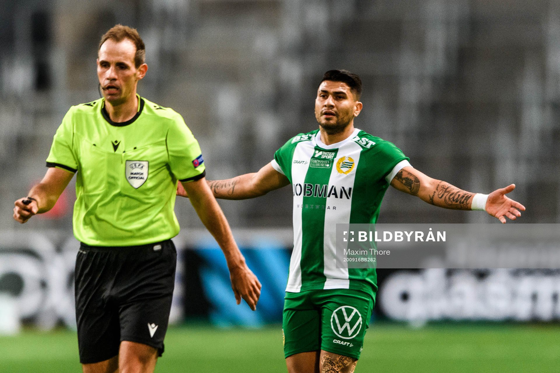 Referee Sascha Stegemann and Paulinho of Hammarby