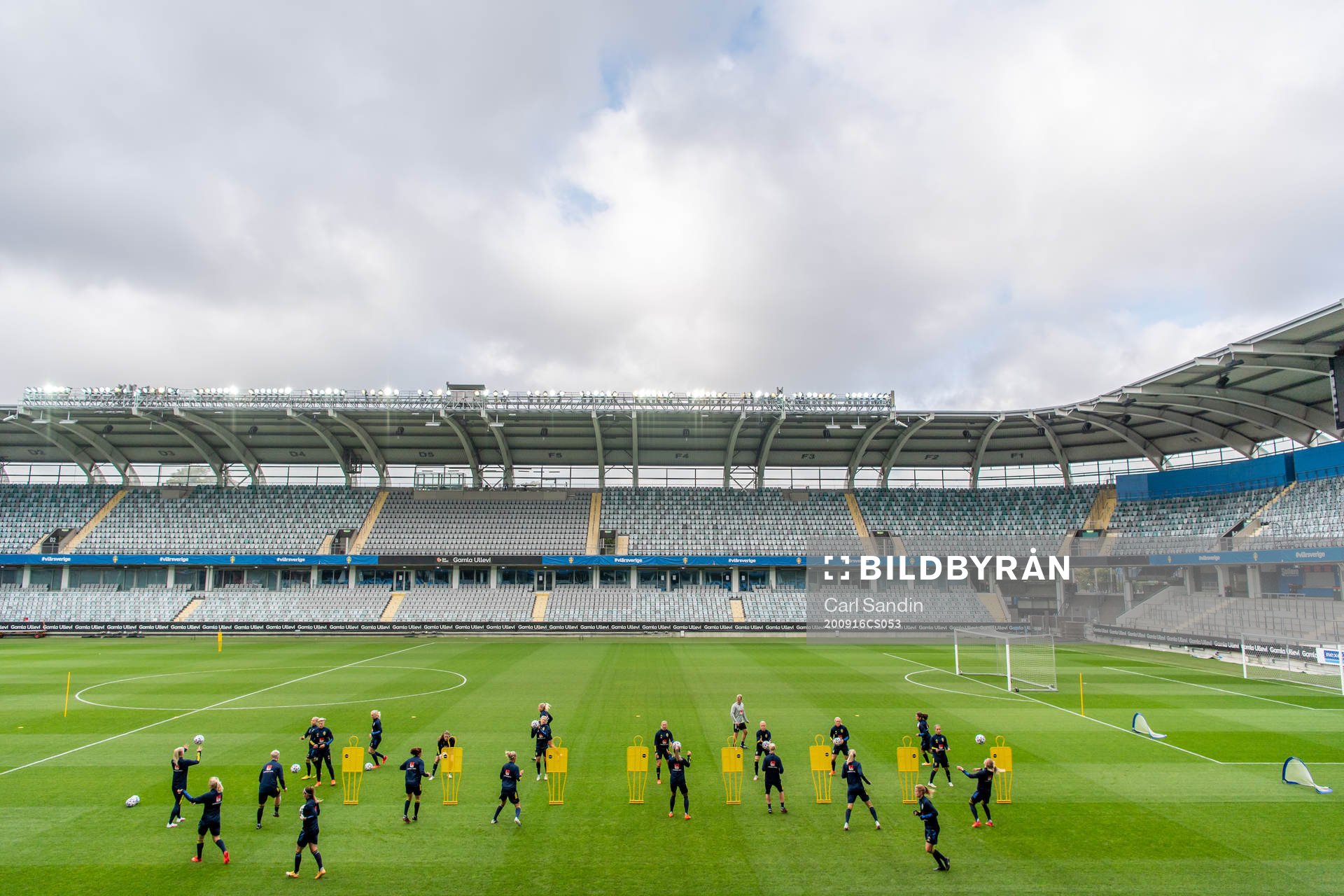 The players warm up