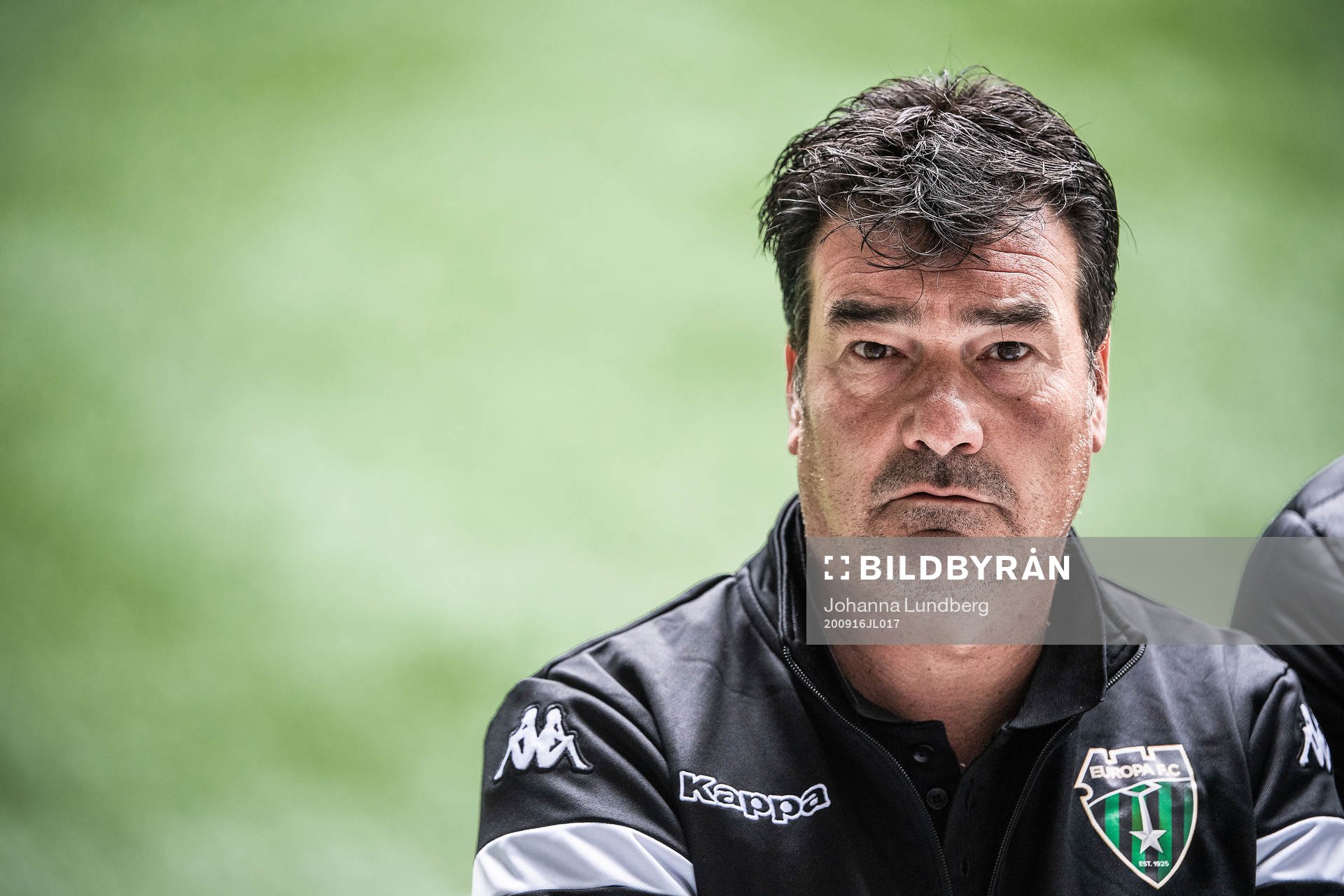 Europa FC’s tränare Rafa Escobar deltar i en