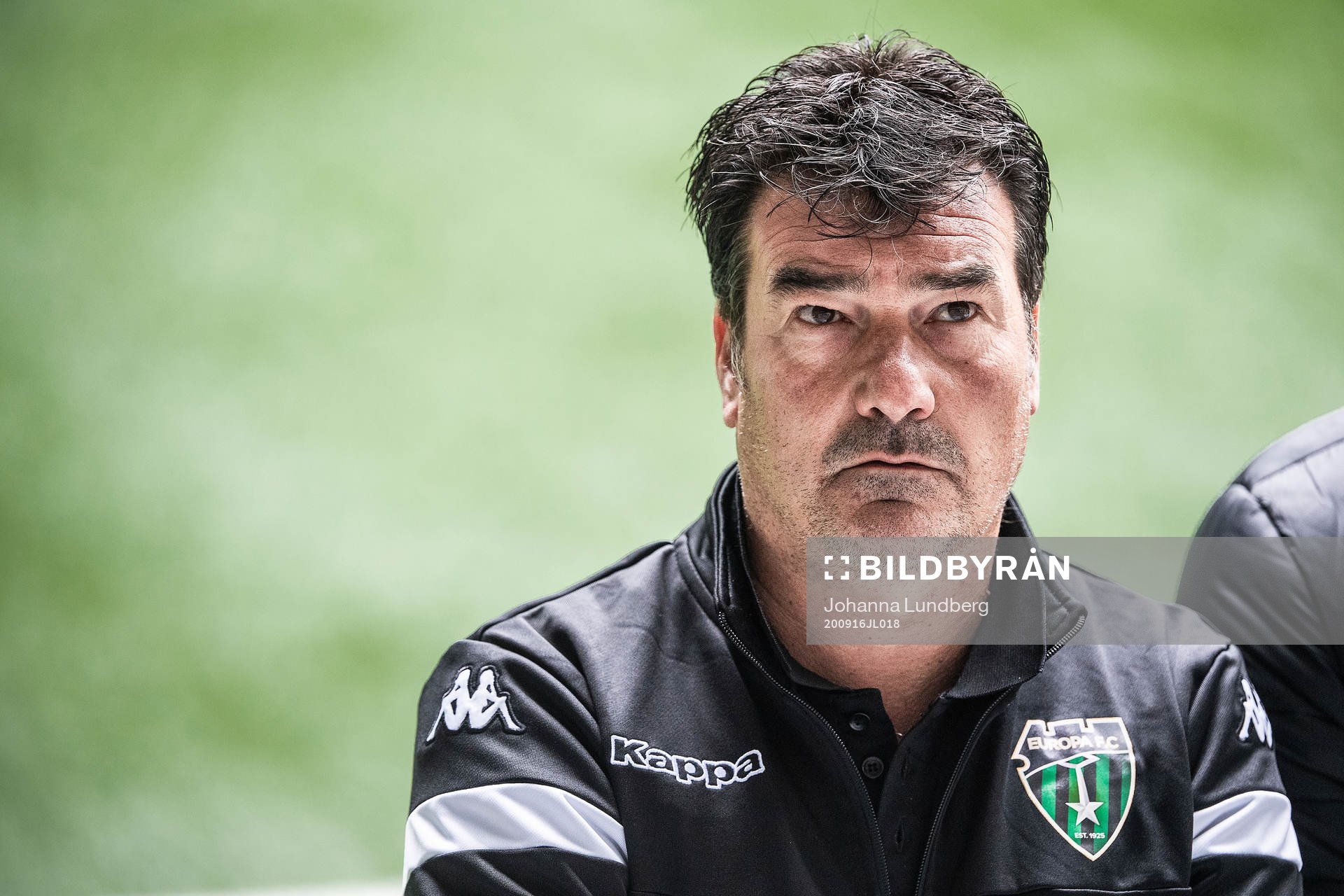 Europa FC’s tränare Rafa Escobar deltar i en