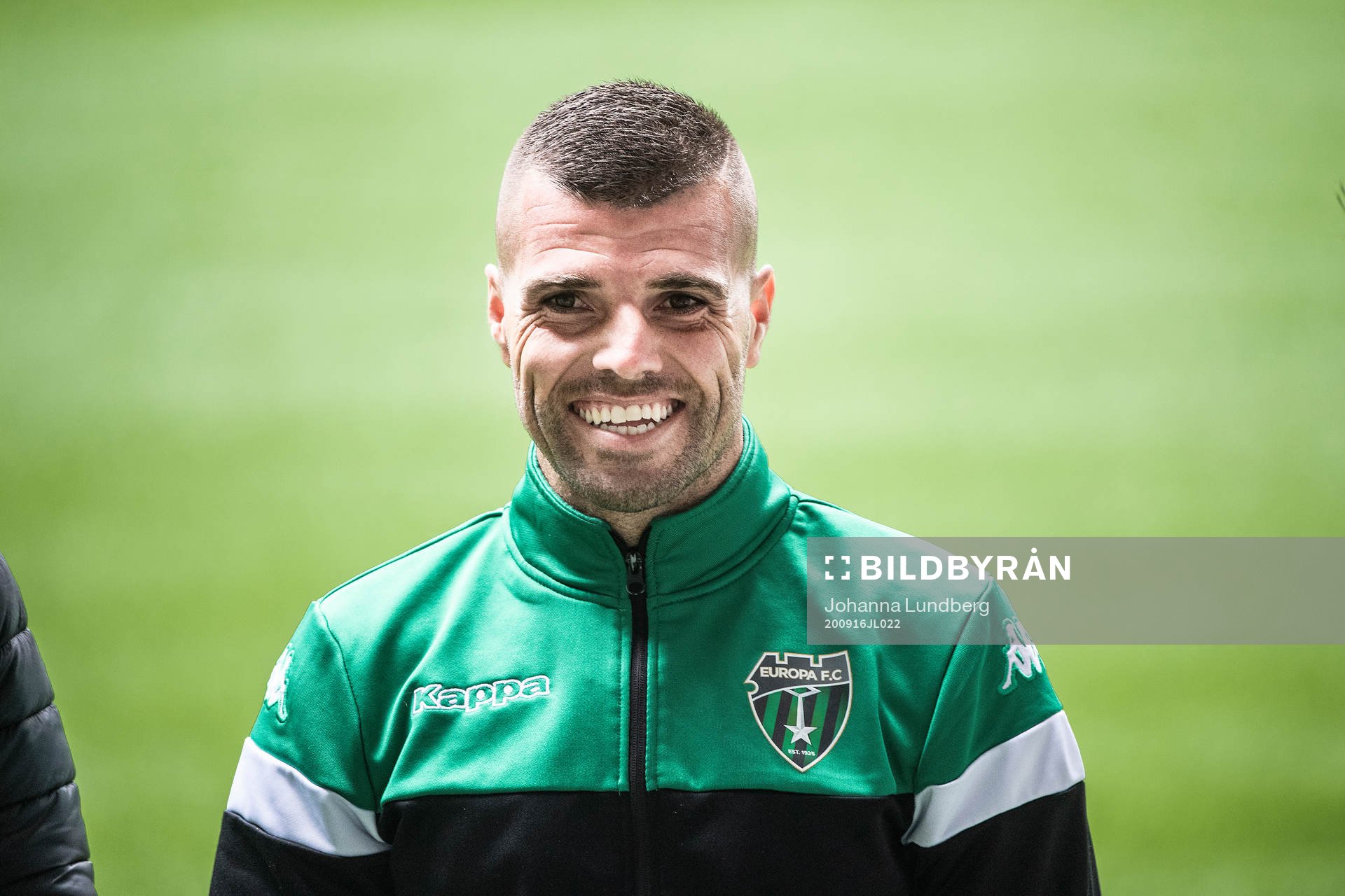 Europa FC’s Liam Walker deltar i en presskonferens