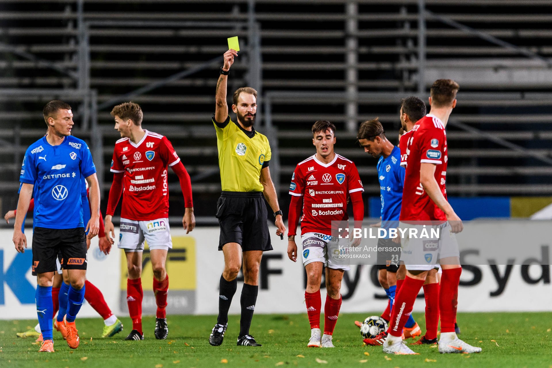 Umeås Deniz Yaldir tilldelas ett gult kort från domare