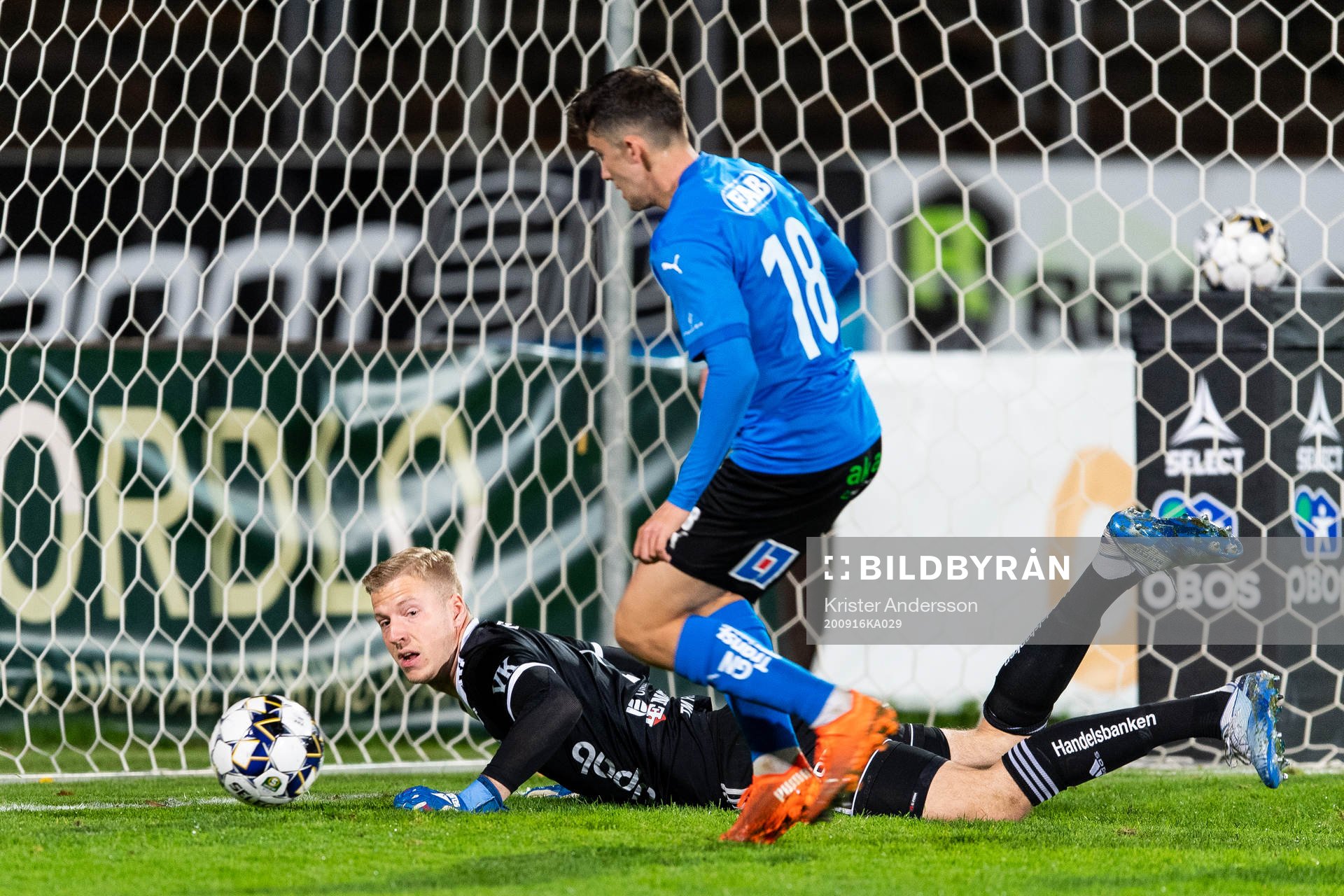 Halmstads Emil Tot Wikström gör 4-0 bakom Umeås målvakt