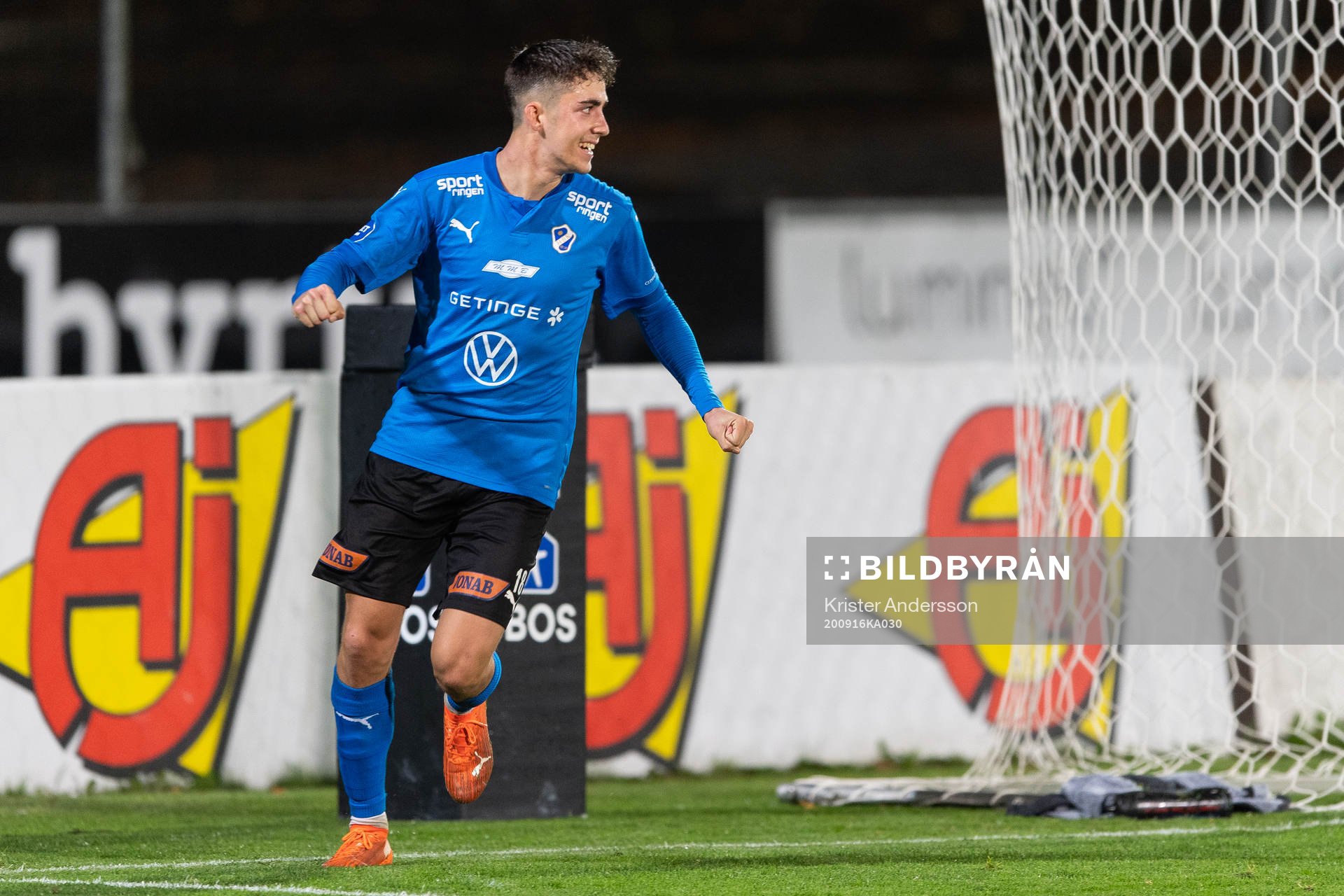 Halmstads Emil Tot Wikström jublar