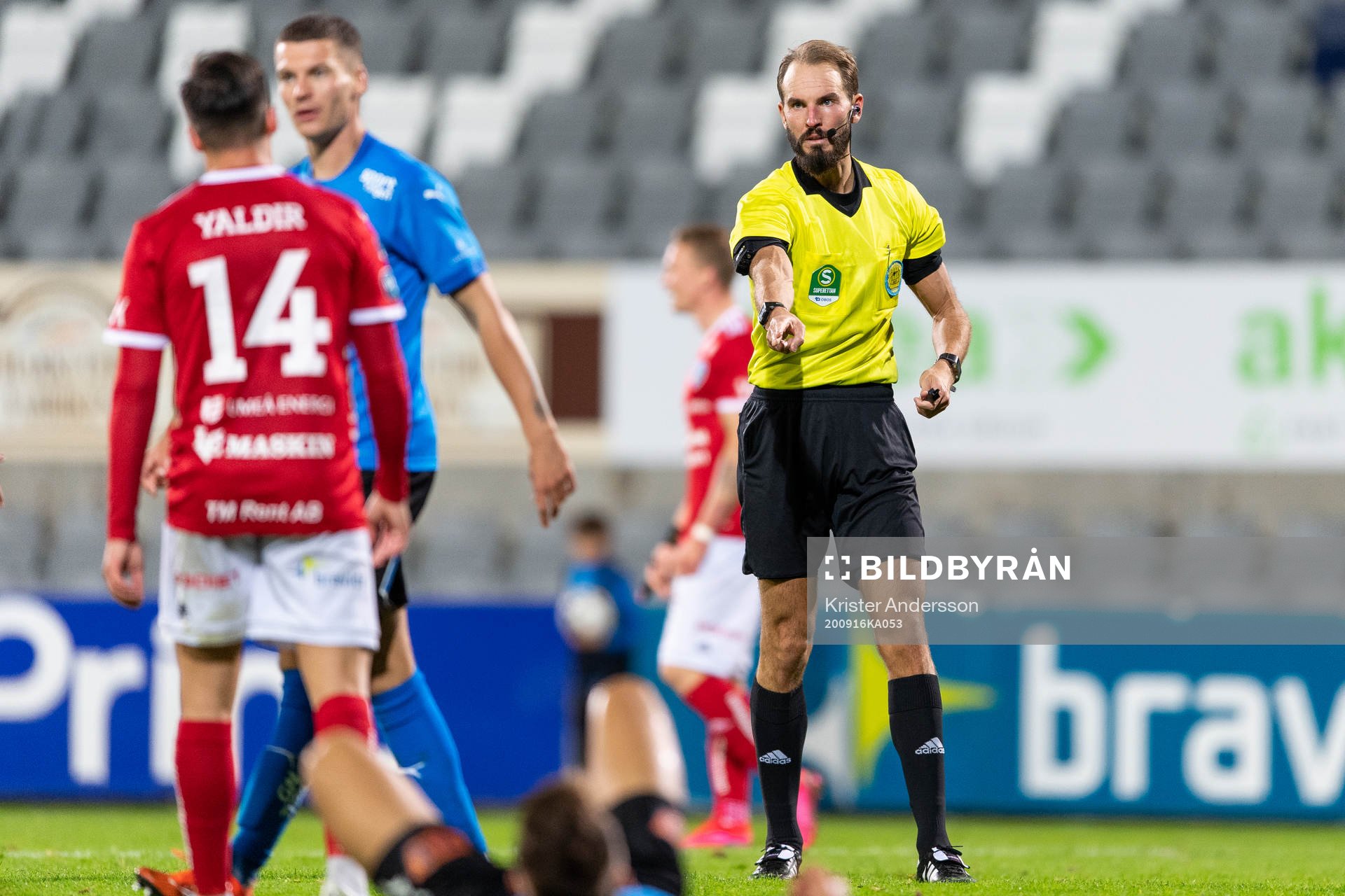 Domare Andreas Dufva-Johansson pekar på straffpunkten
