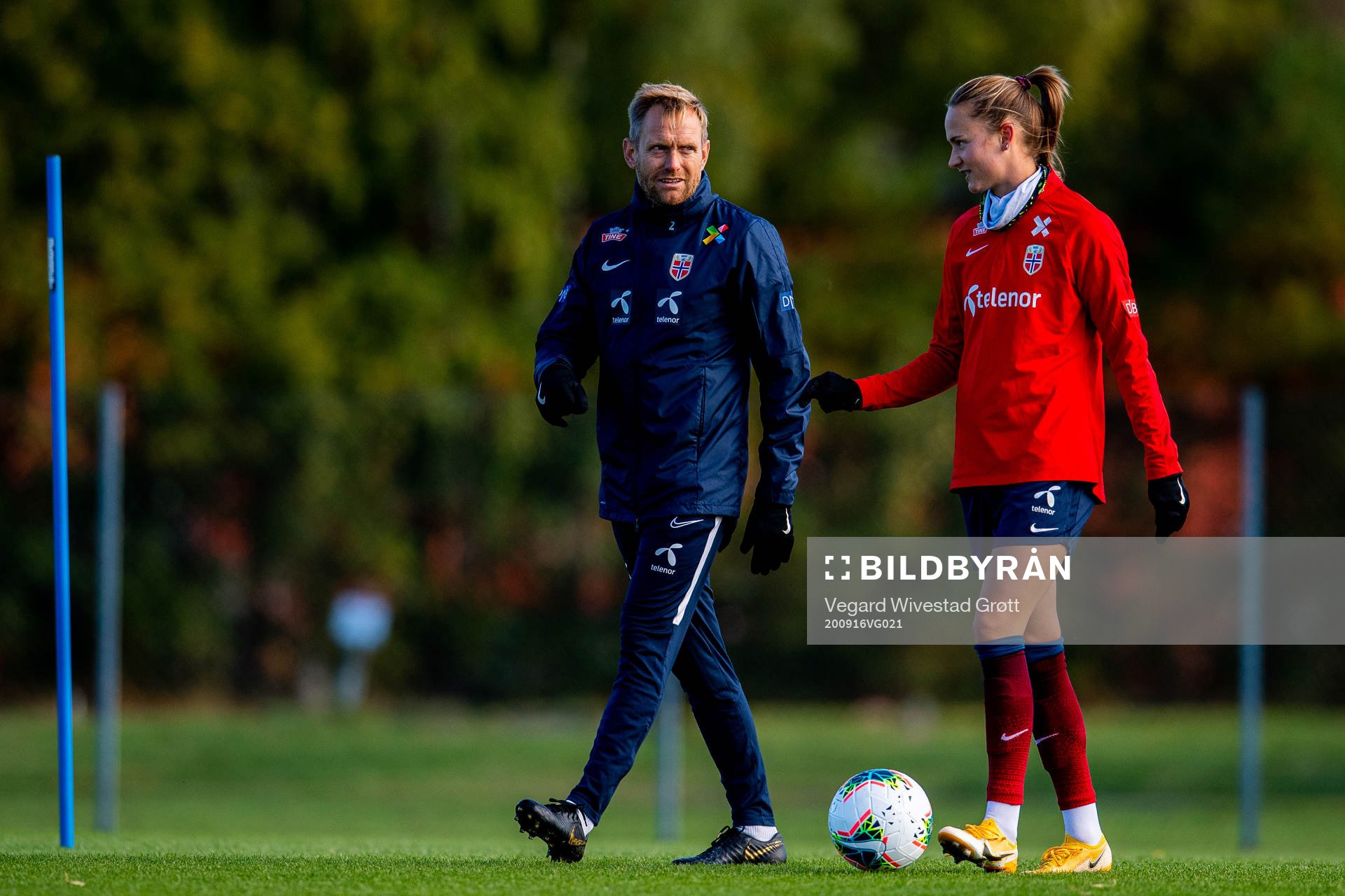 Martin Sjögren, head coach, talks to Caroline Graham Hansen