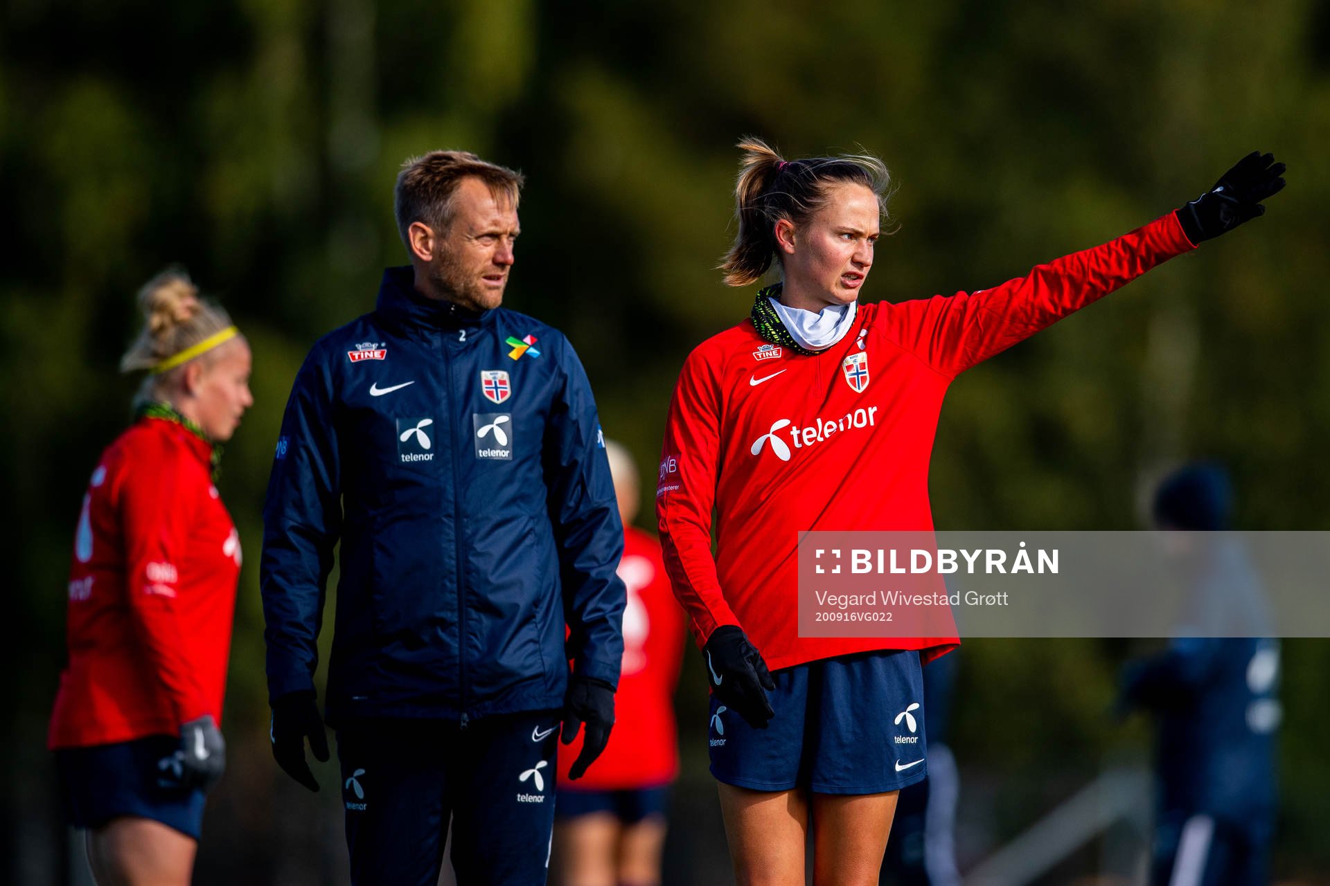 Martin Sjögren, head coach, talks to Caroline Graham Hansen
