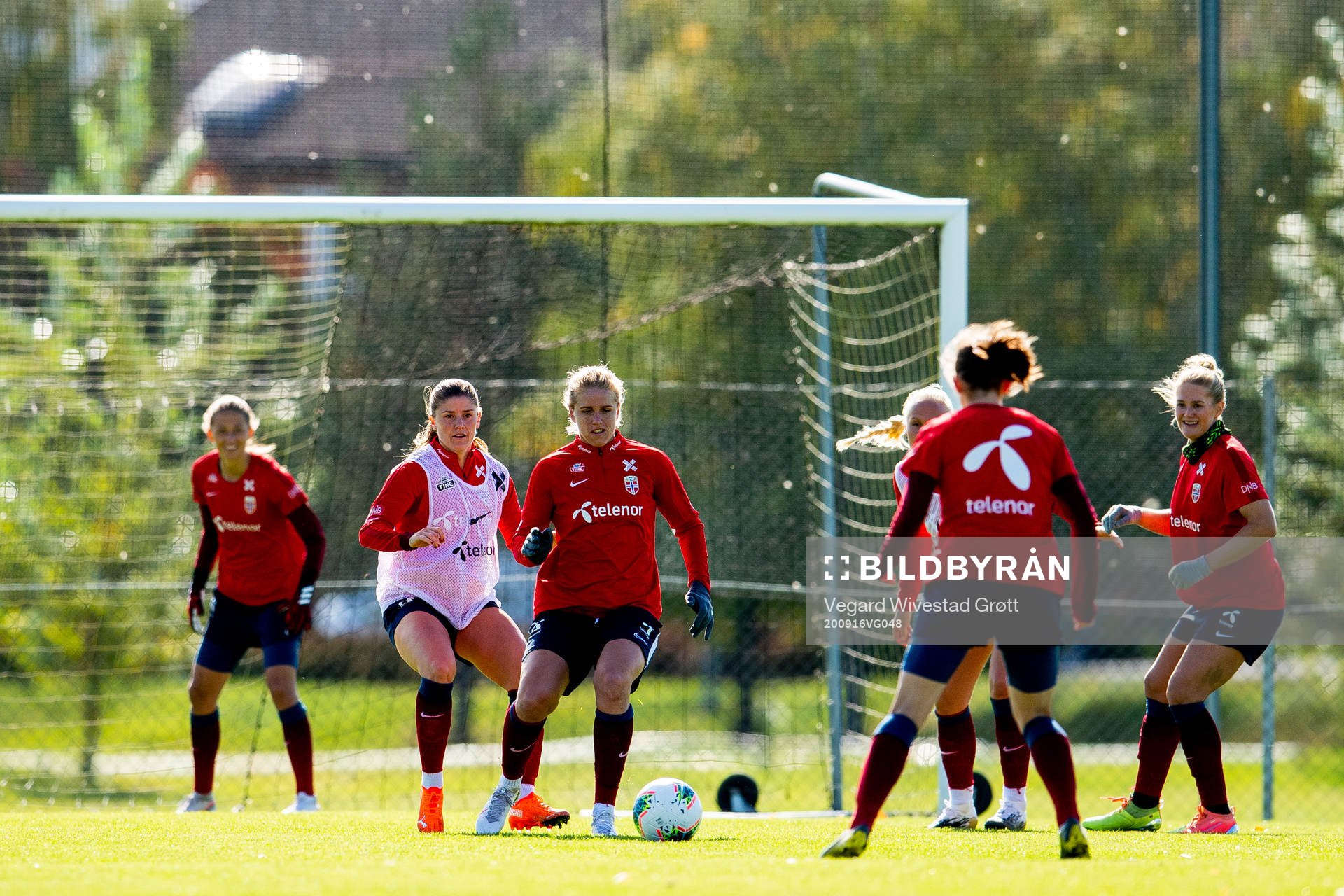 Maren Mjelde and Elise Thorsnes of the Norwegian women’s