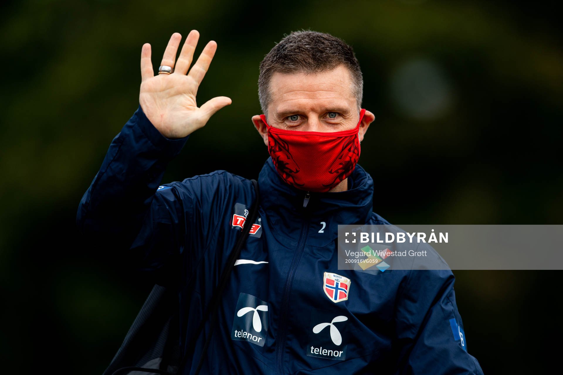 Alexander Straus, coach of Norway, wearing a face mask
