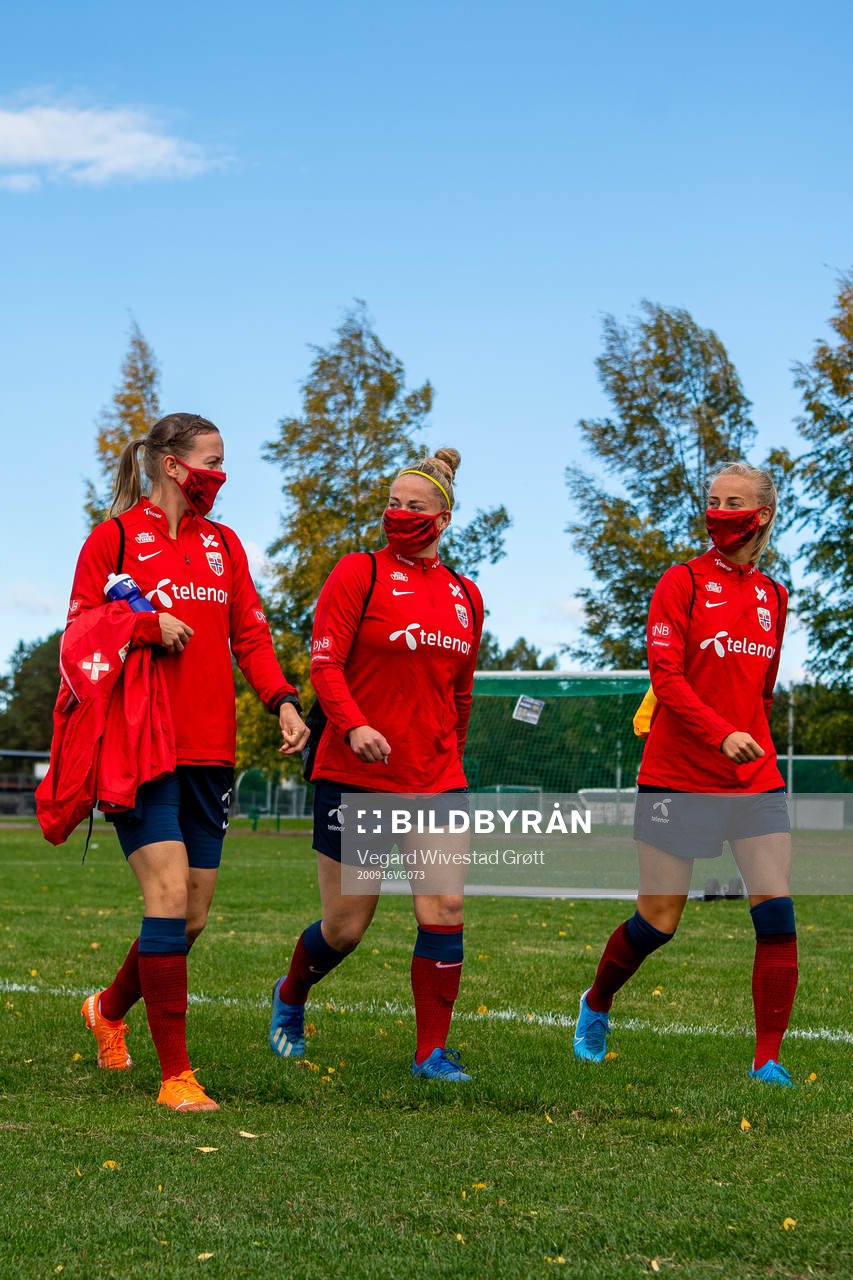 Kristine Minde, Therese Sessy Åsland and Anja Sønstevold