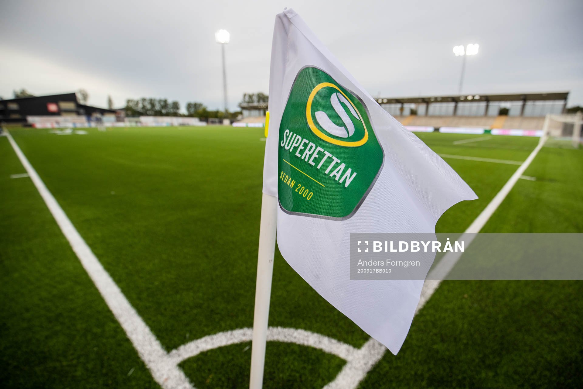 Superettans logotyp på en hörnflagga