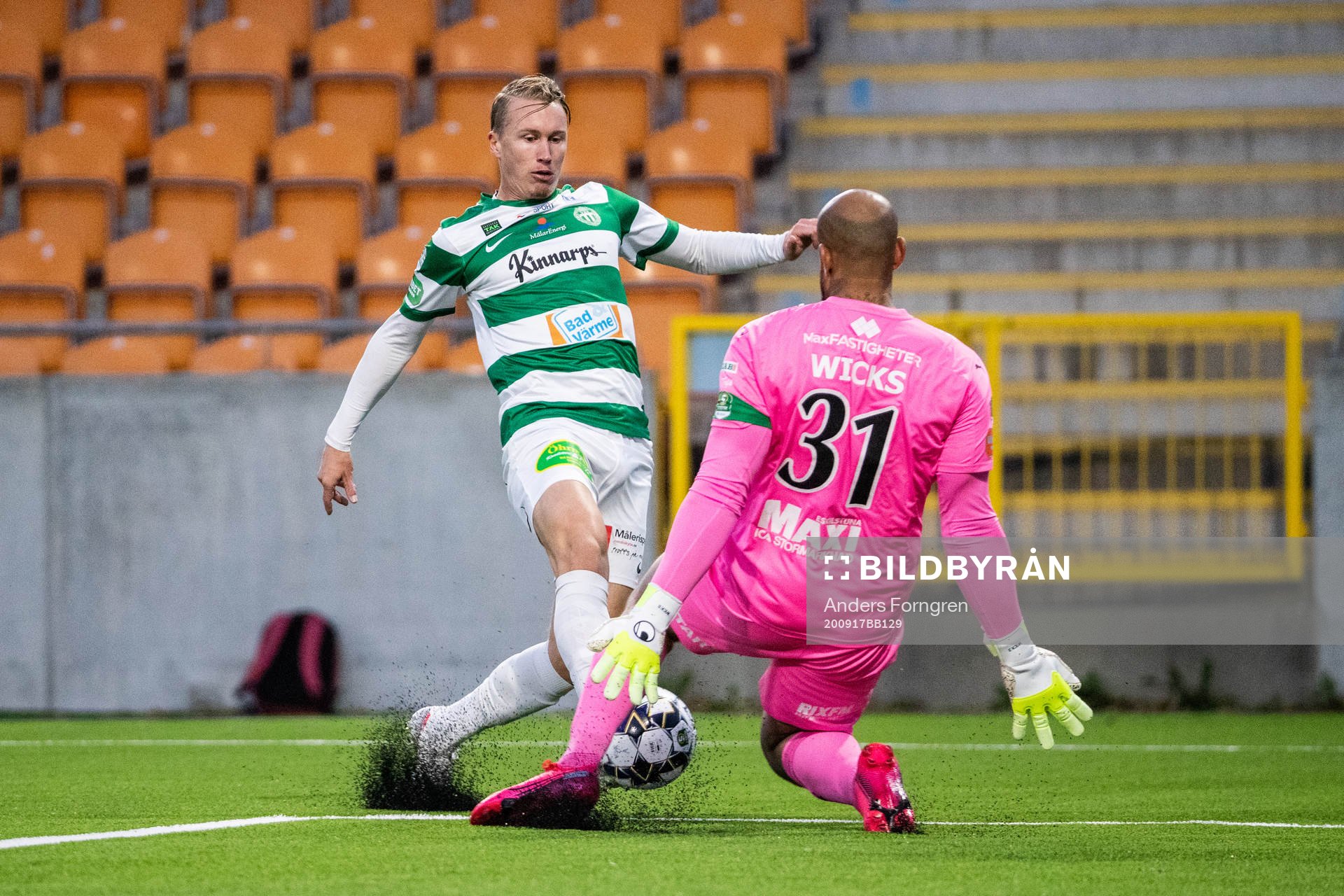 Västerås Emil Skogh och AFC Eskilstunas målvakt Joshua