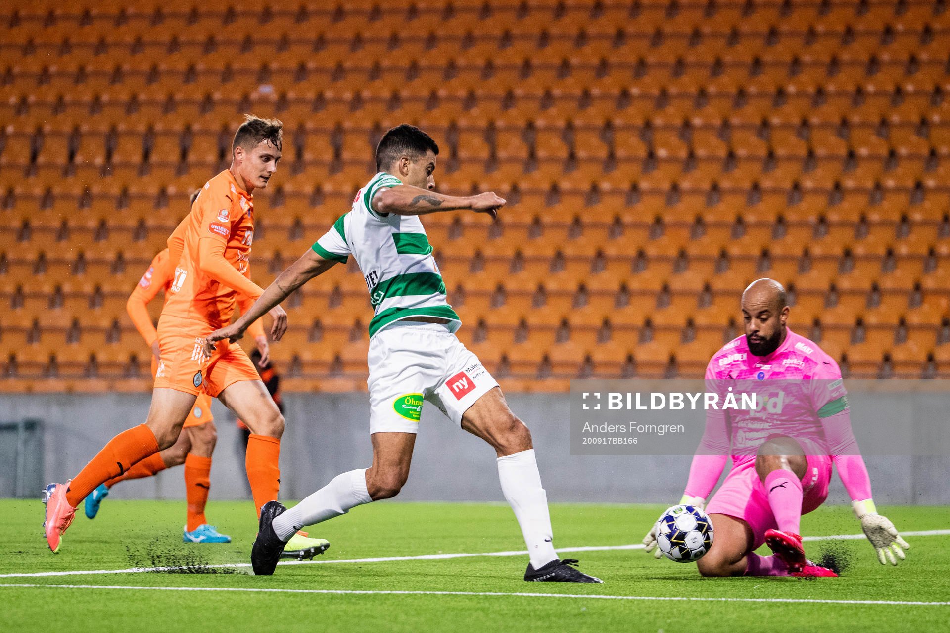 Västerås Pedro Ribeiro och AFC Eskilstunas målvakt