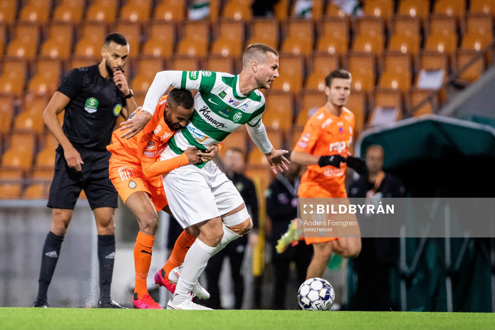 AFC Eskilstunas Ferid Ali och Västerås Jonas Hellgren under fotbollsmatchen i Superettan mellan Västerås SK och AFC Eskilstuna den 17 september 2020 i Västerås.