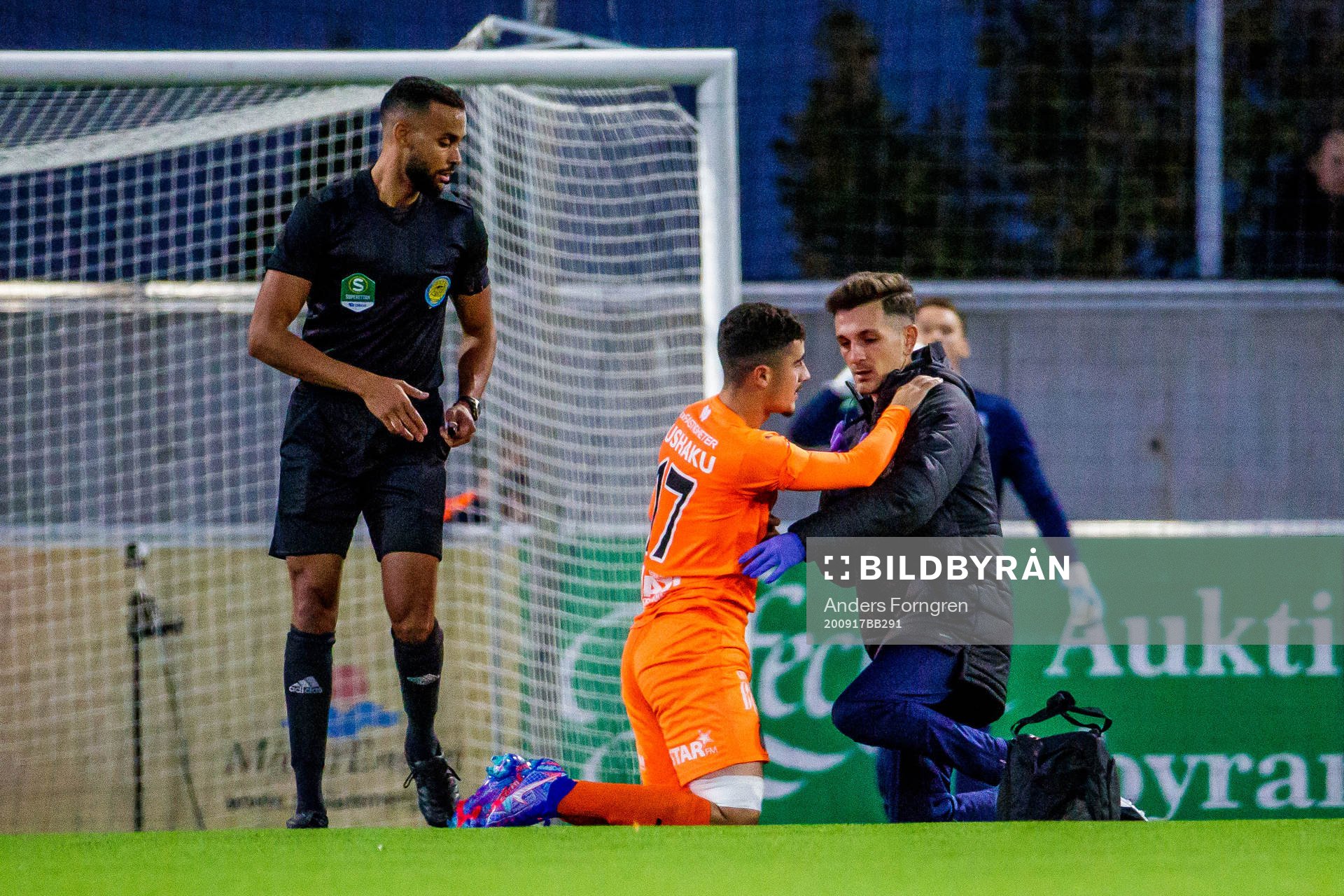 domare Farouk Nehdi och AFC Eskilstunas Ismet Lushaku