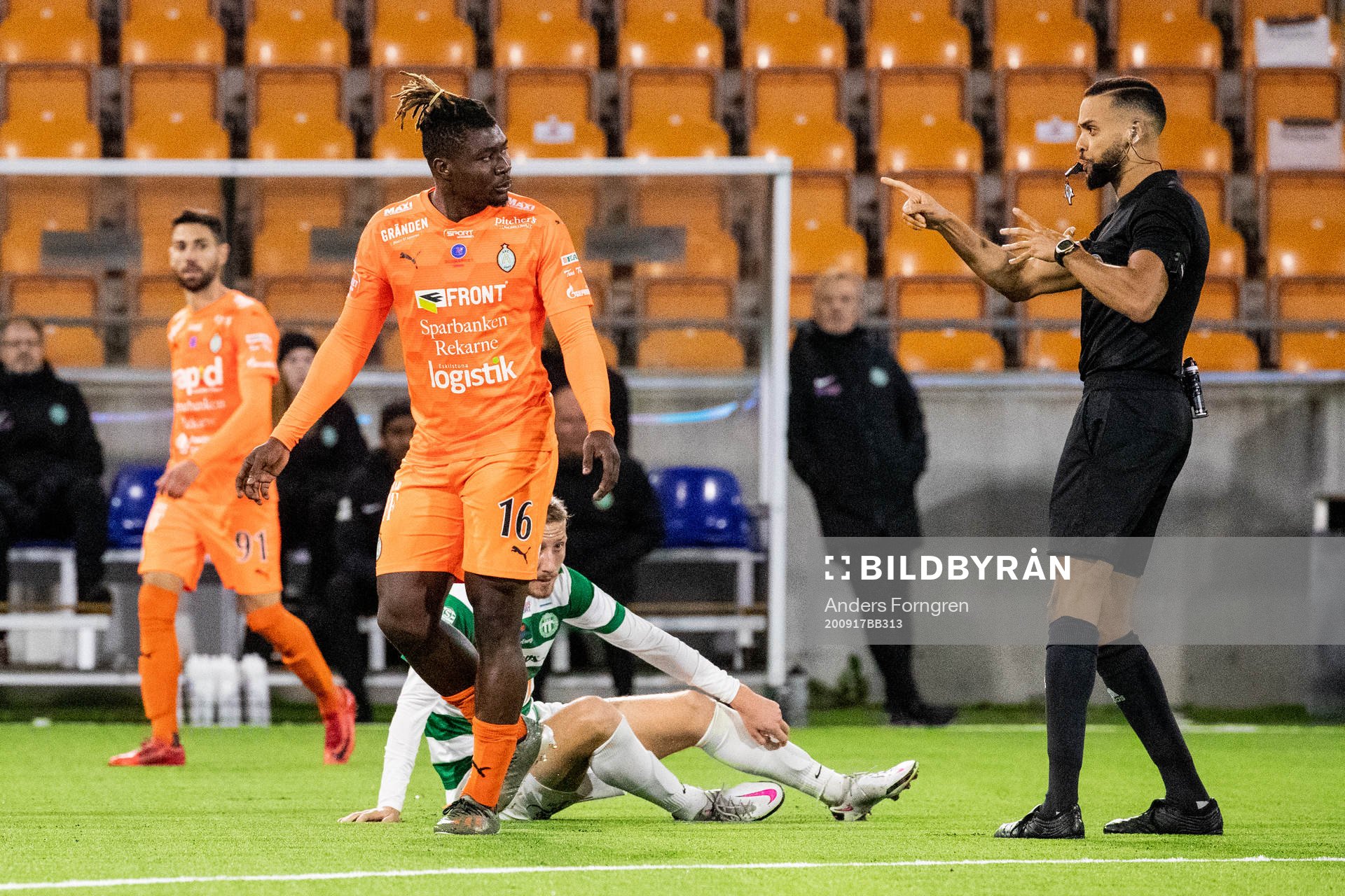 AFC Eskilstunas Onyedikachukwu Samuel Nnamani får ett gult