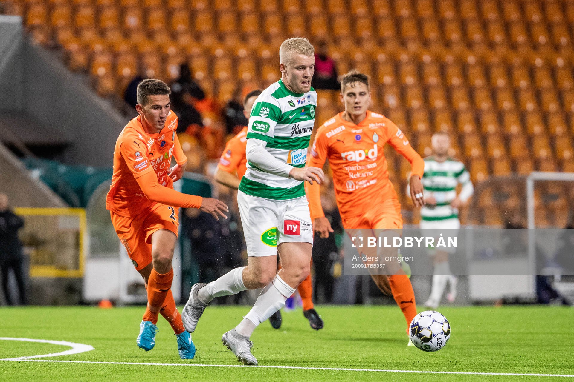 AFC Eskilstunas Adnan Kojic och Västerås Simon Johansson