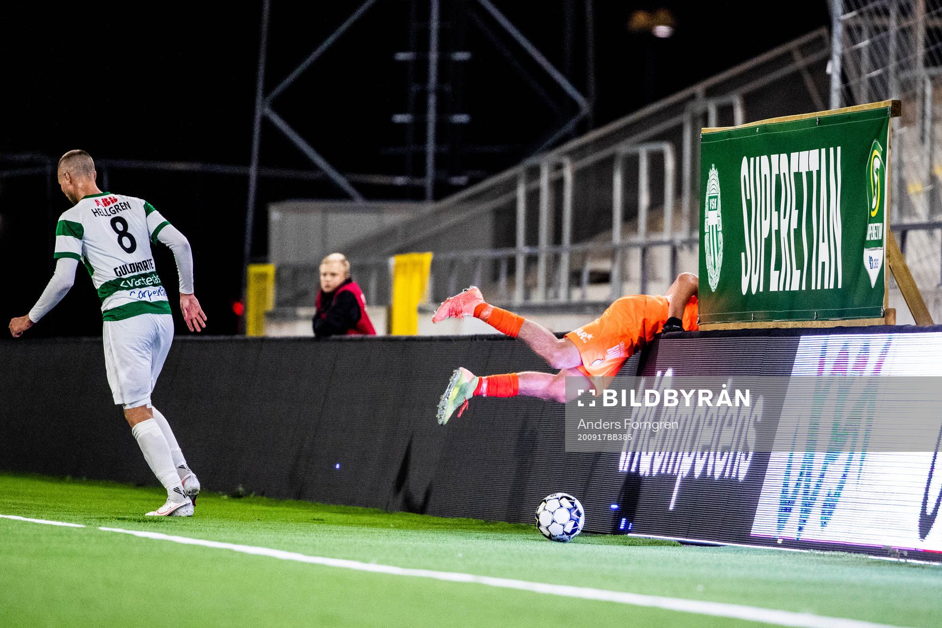 AFC Eskilstunas Wilhelm Loeper tacklas över reklamskylten