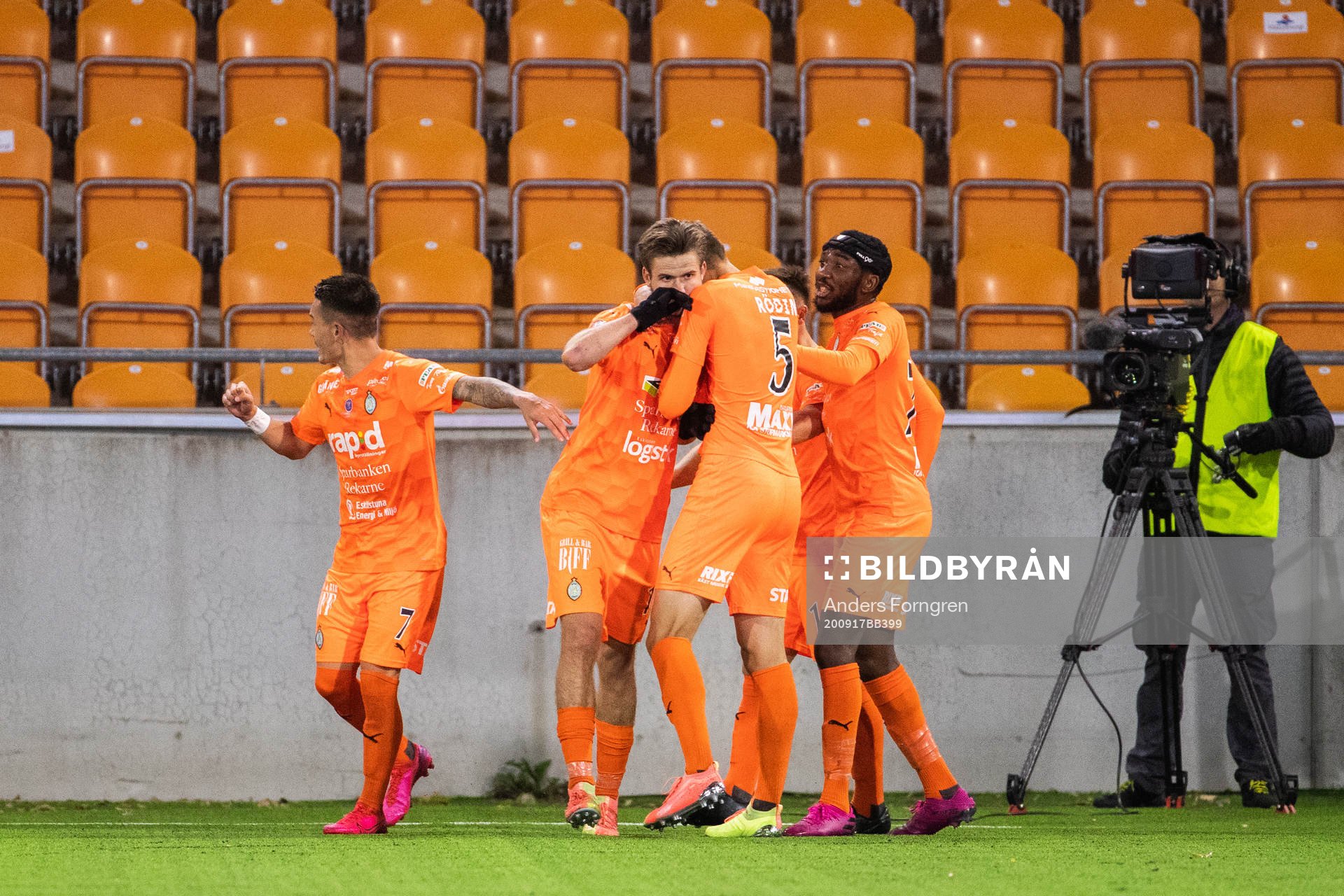 AFC Eskilstunas Wilhelm Loeper jublar med lagkamrater
