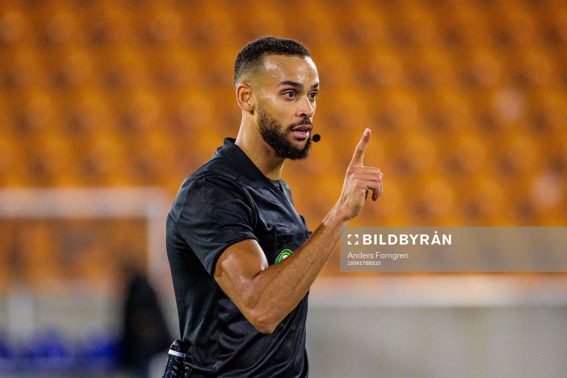 domare Farouk Nehdi under fotbollsmatchen i Superettan  mellan Västerås SK och AFC Eskilstuna den 17 september 2020 i Västerås.