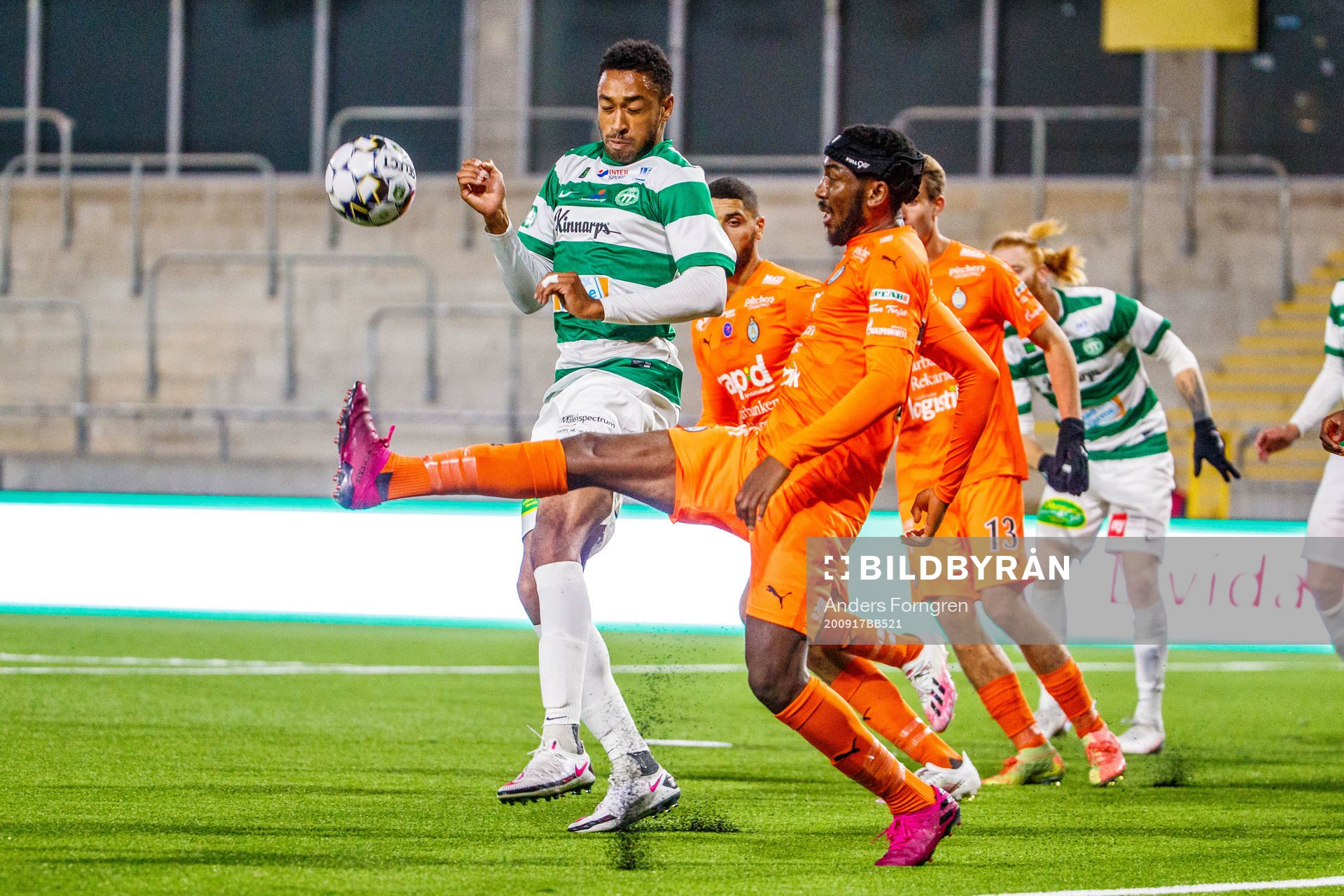 Västerås Brian Span och AFC Eskilstunas Chidi Dauda Omeje