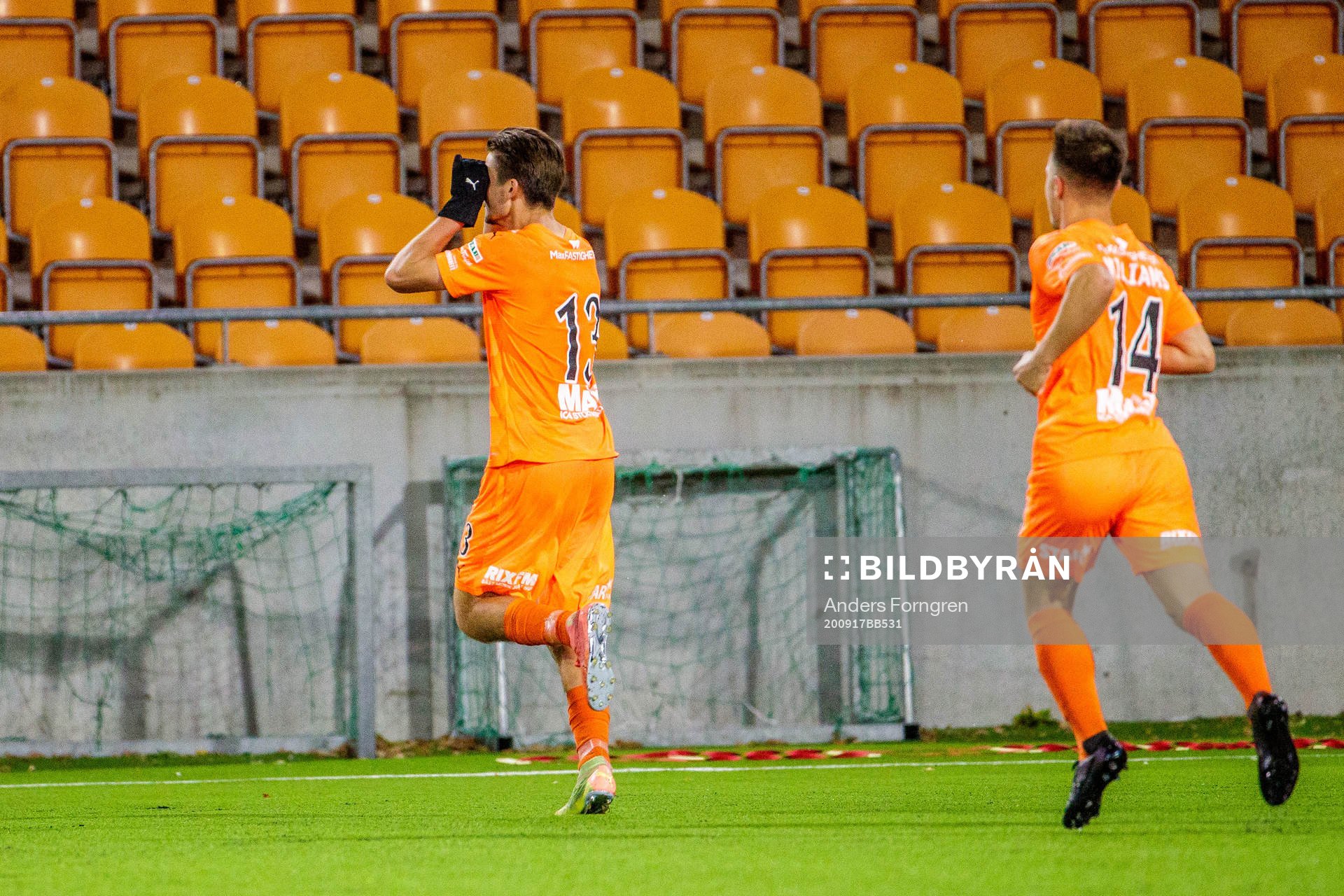 AFC Eskilstunas Wilhelm Loeper till vänster jublar