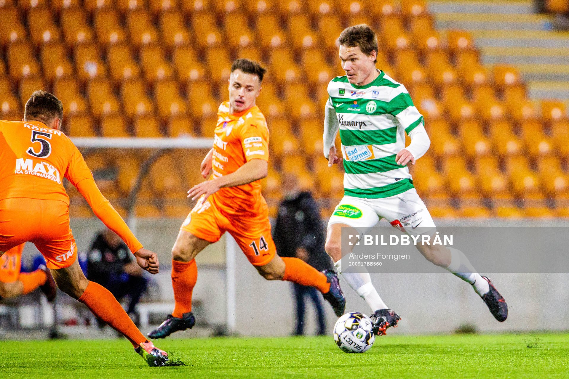 AFC Eskilstunas Pontus Rödin och Ryabn Williams och Västerås Filip Almström Tähti under fotbollsmatchen i Superettan mellan Västerås SK och AFC Eskilstuna den 17 september 2020 i Västerås.