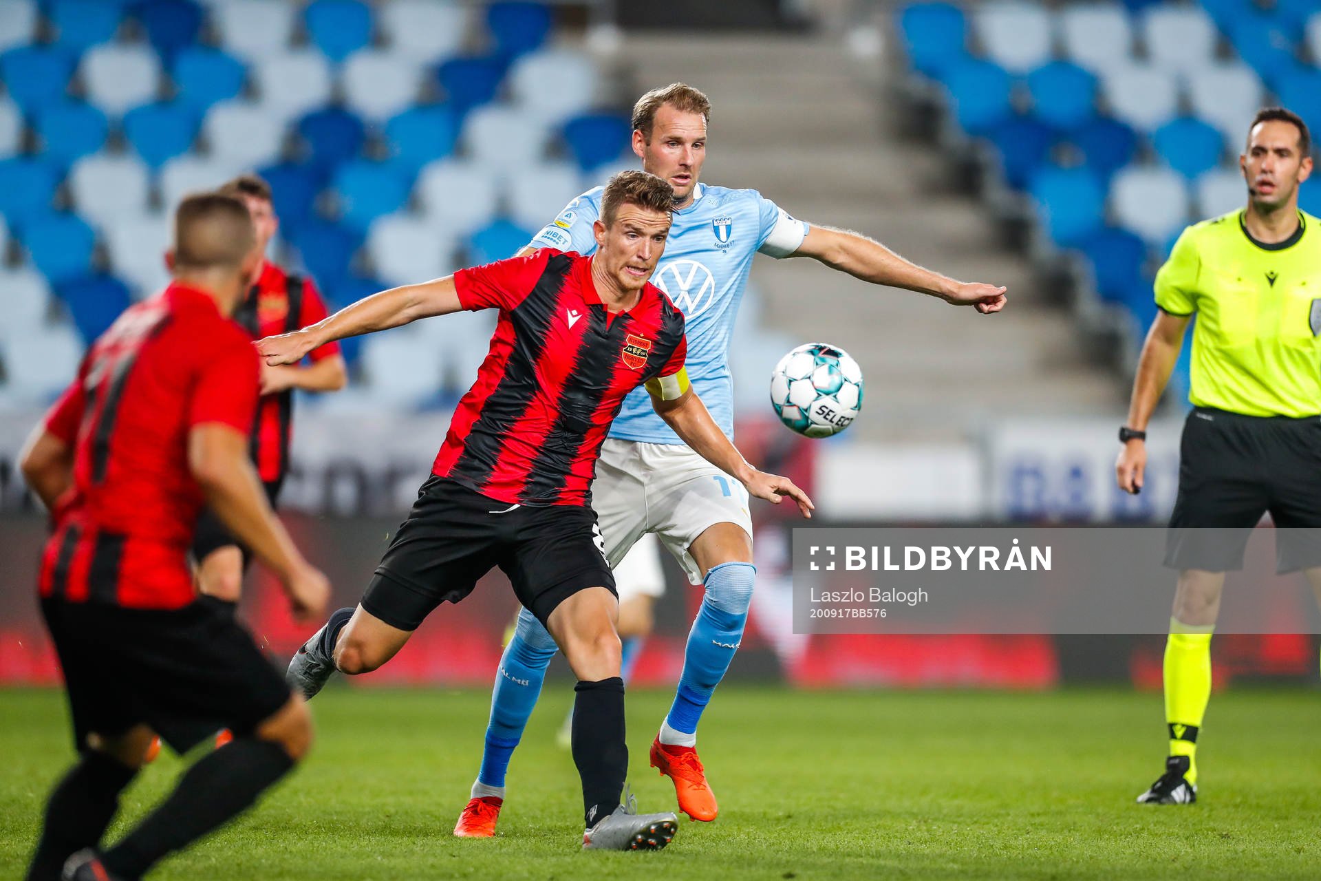 Patrik Hidi of Budapest Honvéd and Ola Toivonen of Malmö