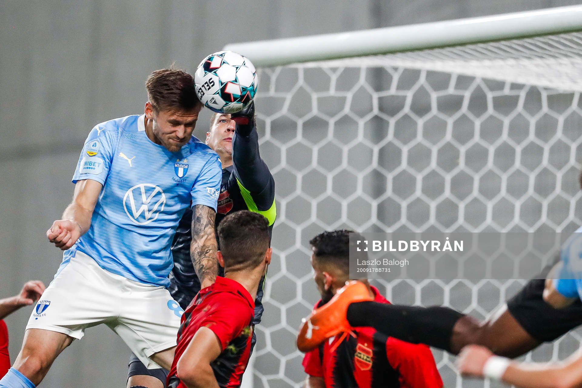 Arnór Traustason of Malmö FF against goalkeeper Tomas