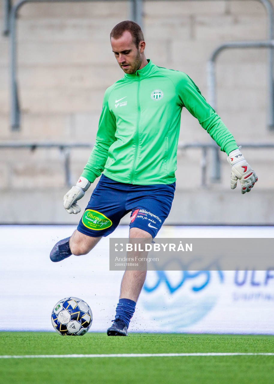 Västerås målvakt Daniel Svensson innan fotbollsmatchen i