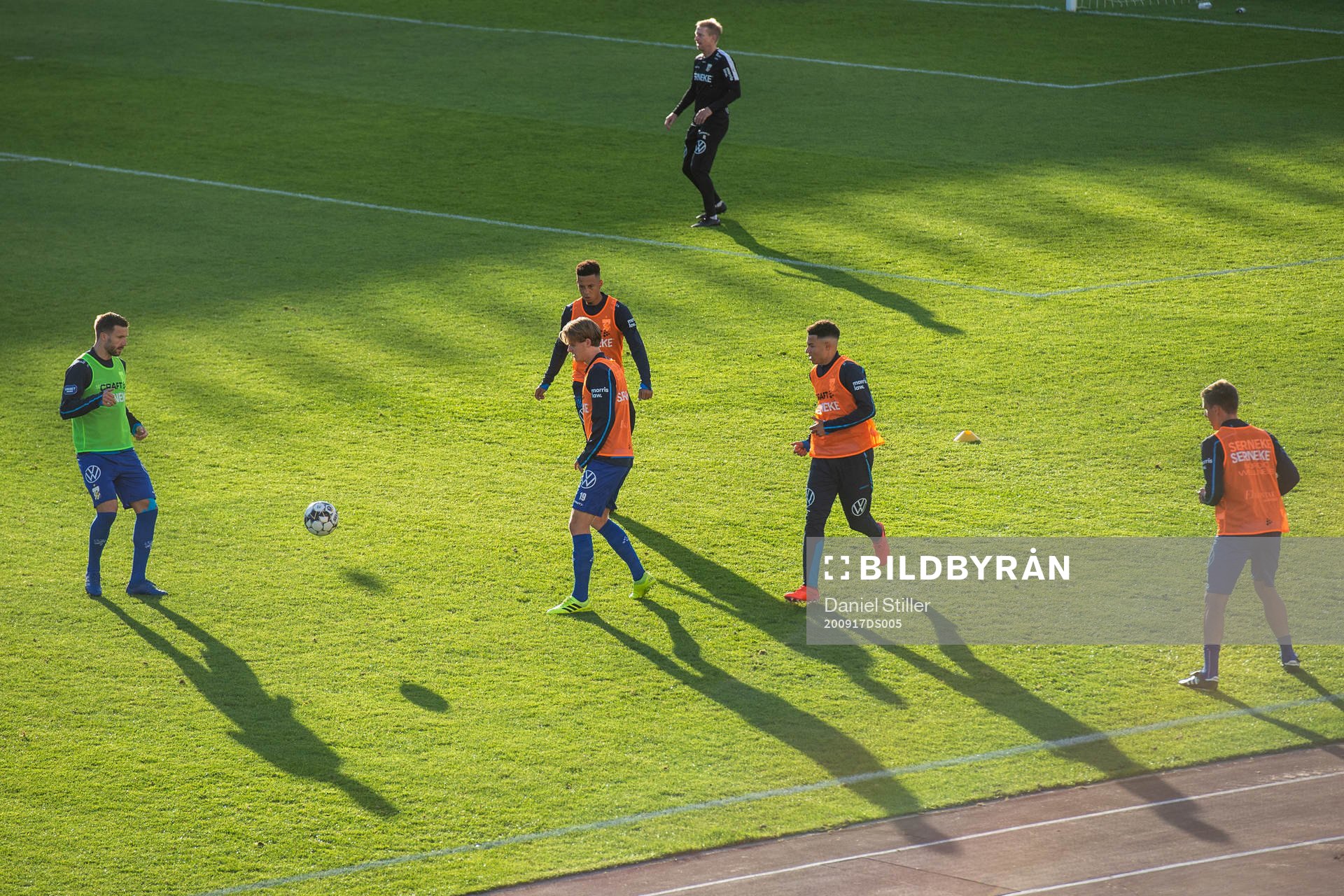 Players of of IFK Göteborg warming ups