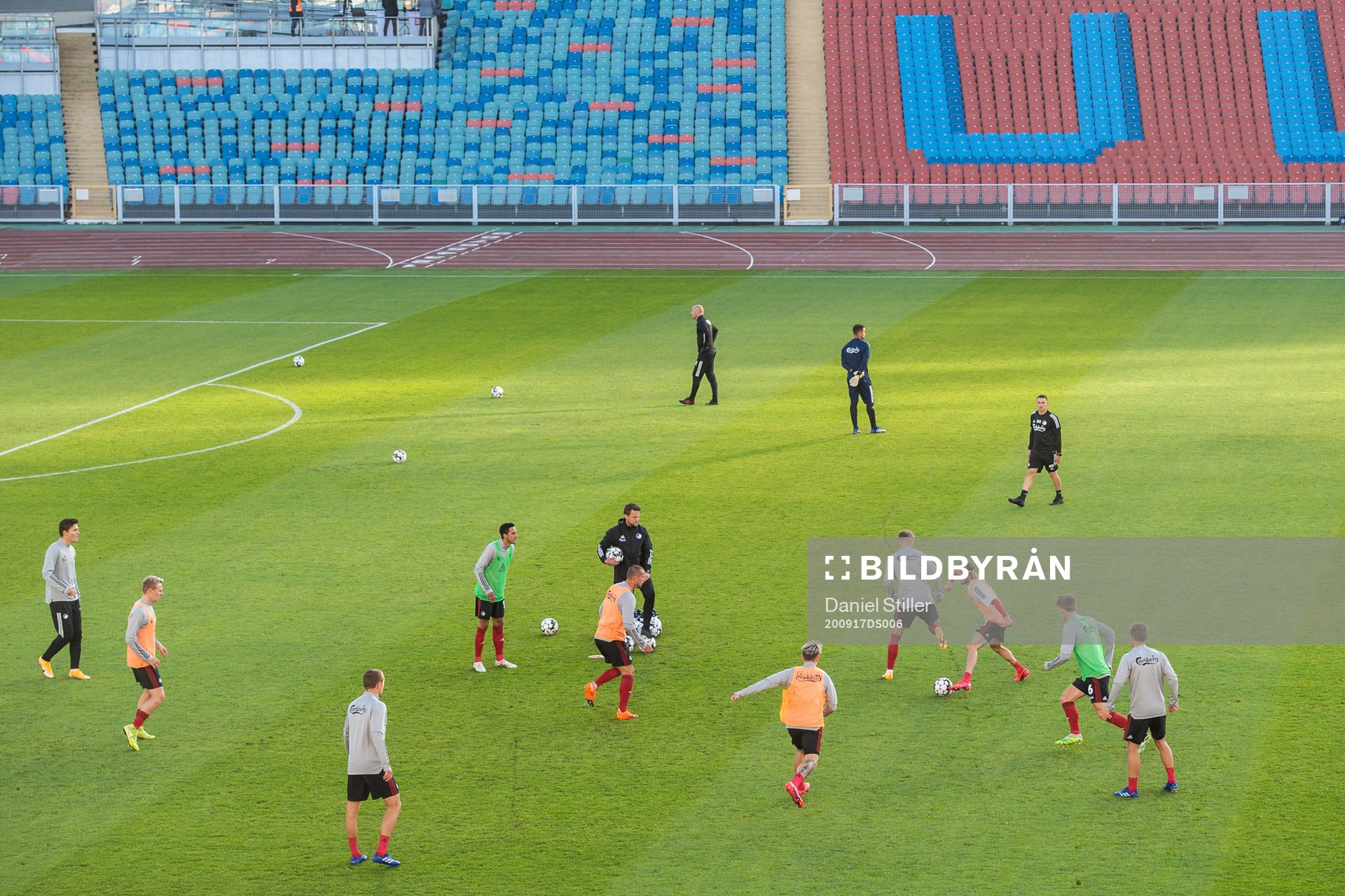 Players of of FC Köpenhamn warming up