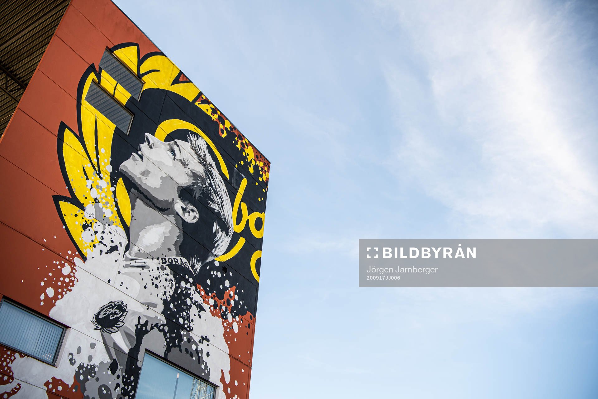 Del av muralmålning på en vägg på Borås arena