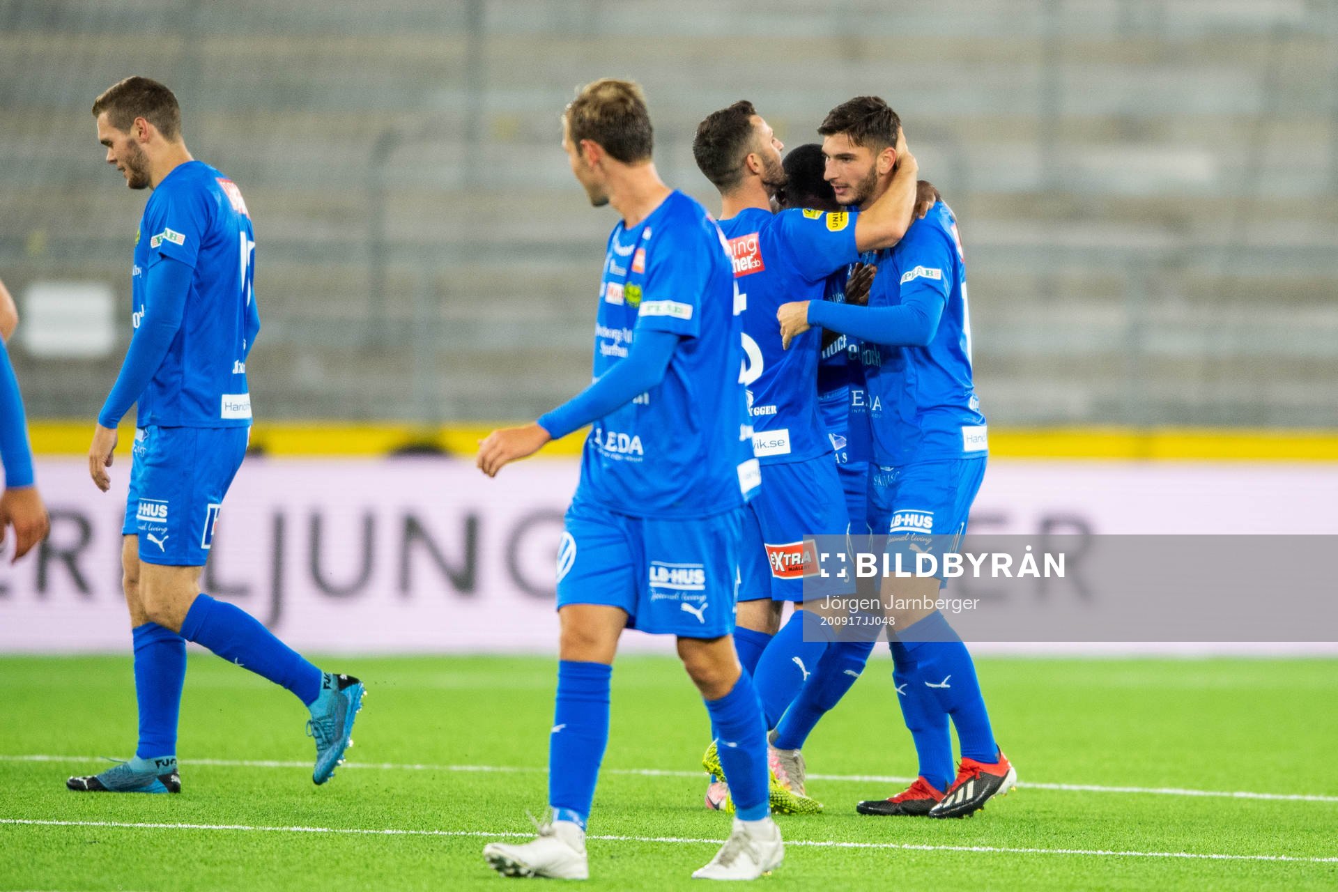 Mjällbys Besard Sabovic jublar efter 2-2 med lagkamrater under fotbollsmatchen i Allsvenskan mellan Elfsborg och Mjällby den 17 september 2020 i Borås.
