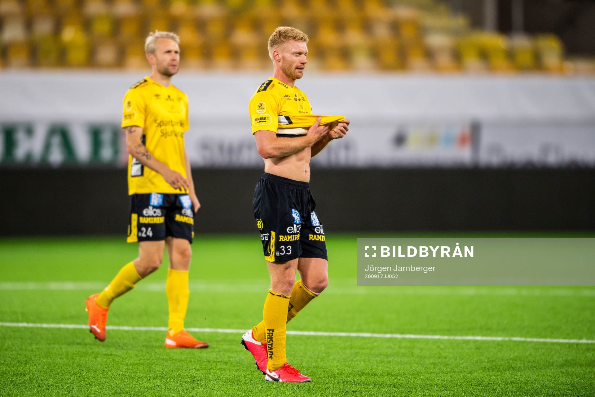 Elfsborgs Sivert Heltne Nilsen och Johan Larsson deppar