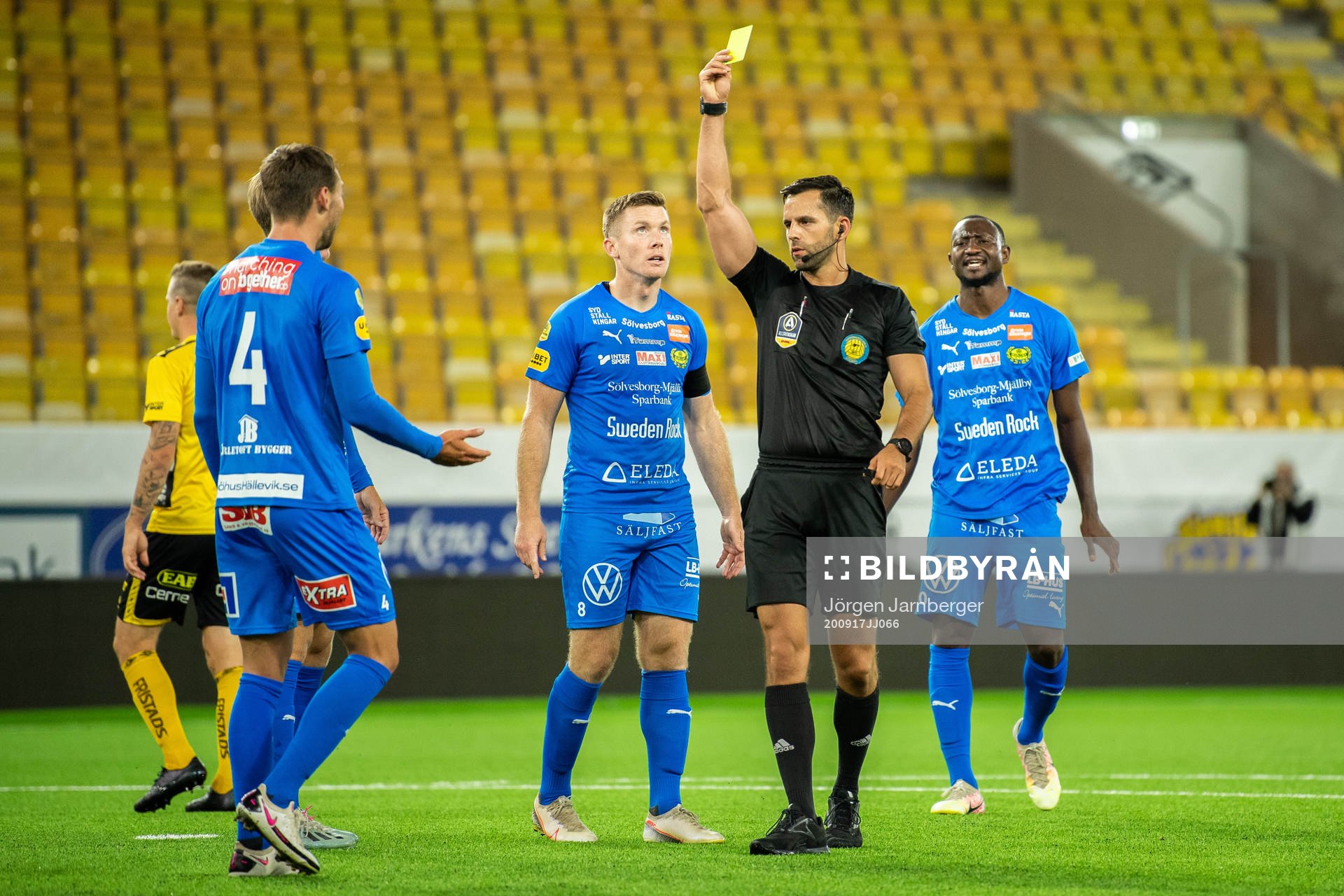 Domare Granit Maqedonci ger gult kort till Max Watson och