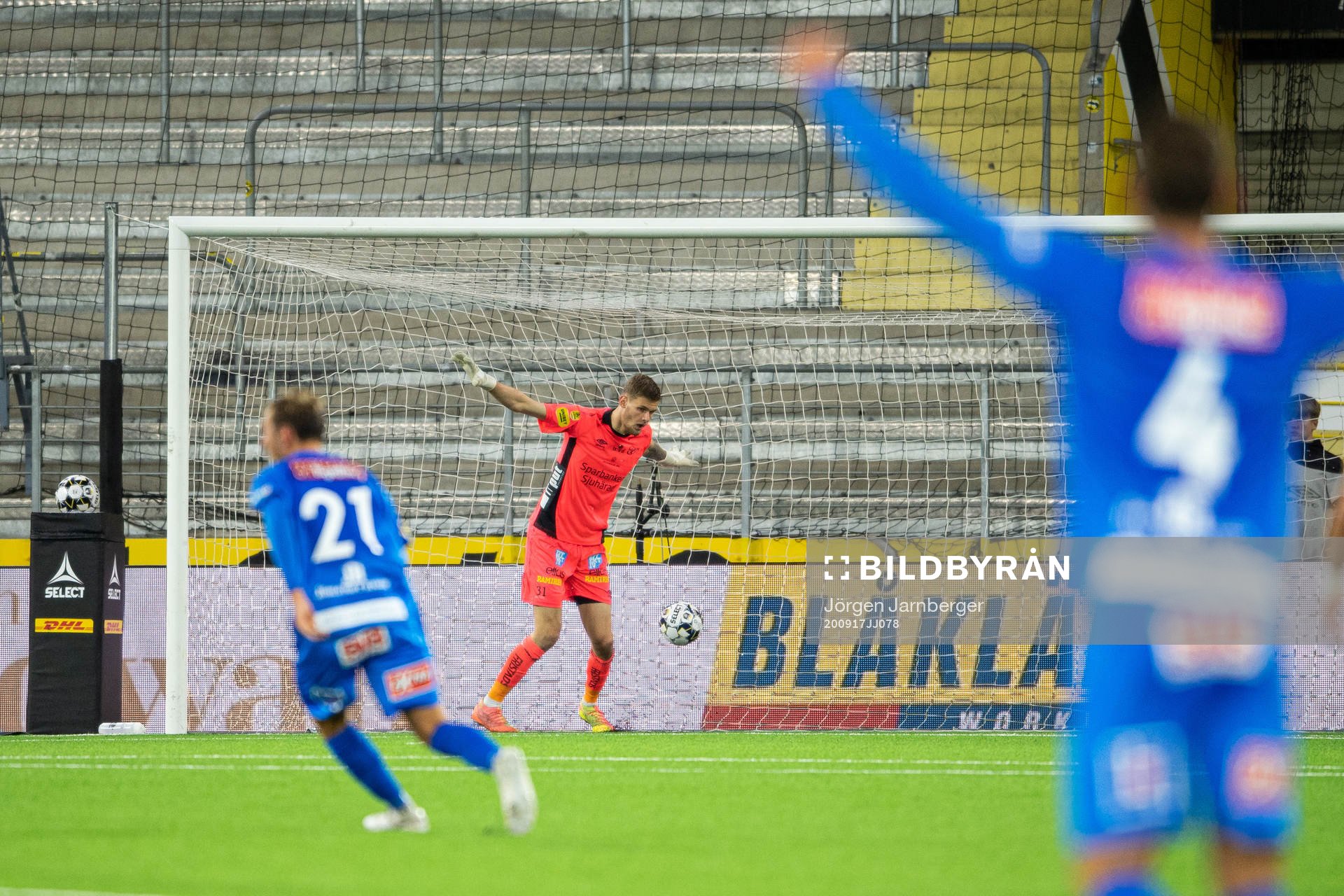 Mjällbys Besard Sabovic (ej i bild) skjuter mål från