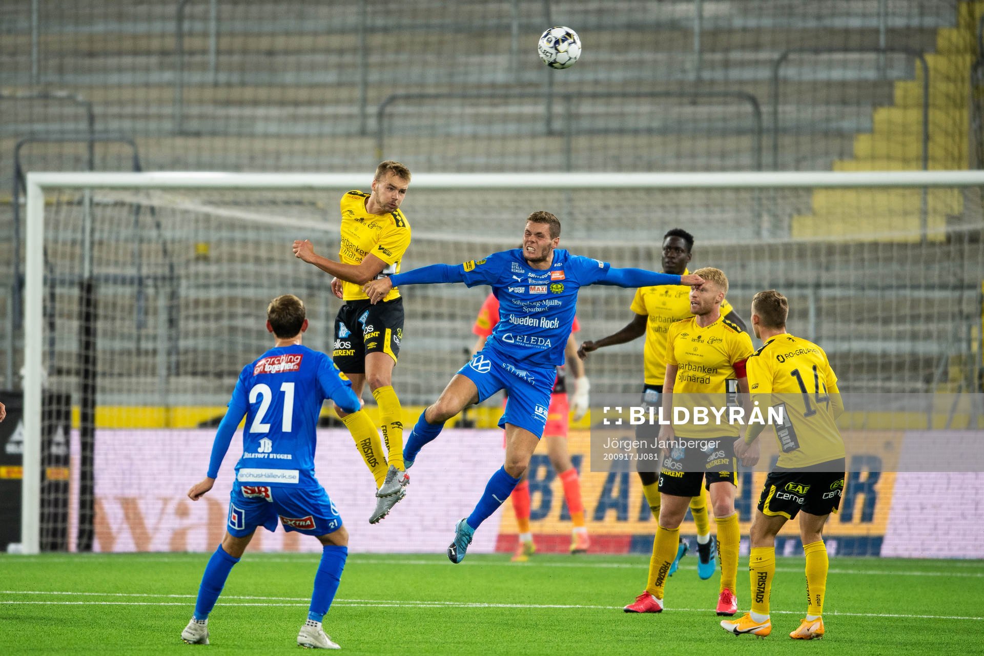 Elfsborgs Gustav Henriksson i nickduell med Mjällbys Jacob
